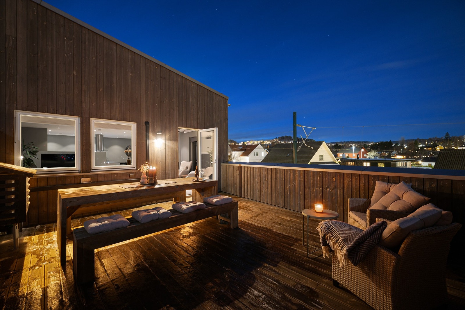 Stor terrasse med plass til flere sittegrupper. Galleribilde