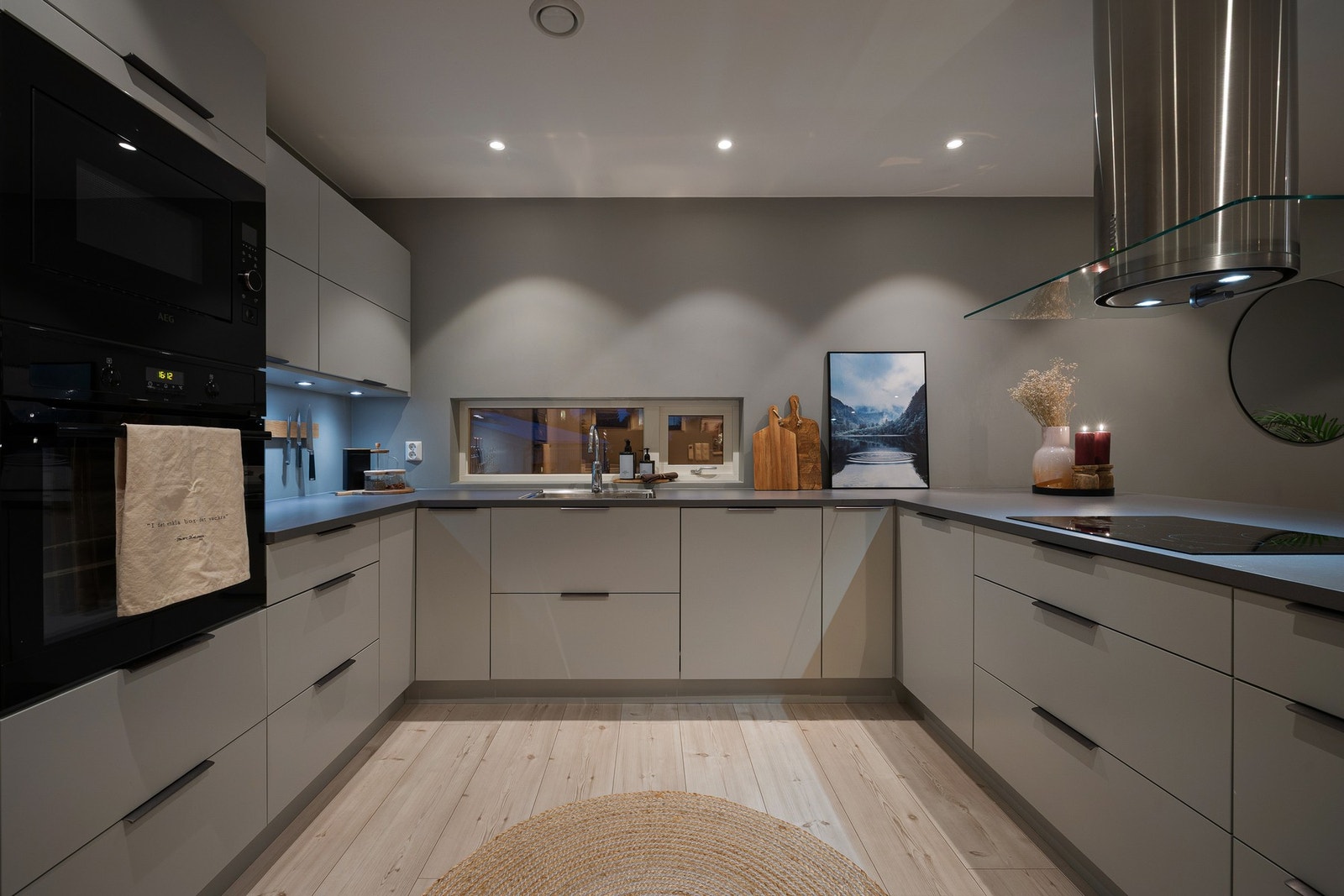 Kjøkkenet har fått TG1 av takstmann. Automatisk lekkasjestopper, komfyrvakt og ventilator er installert. Galleribilde