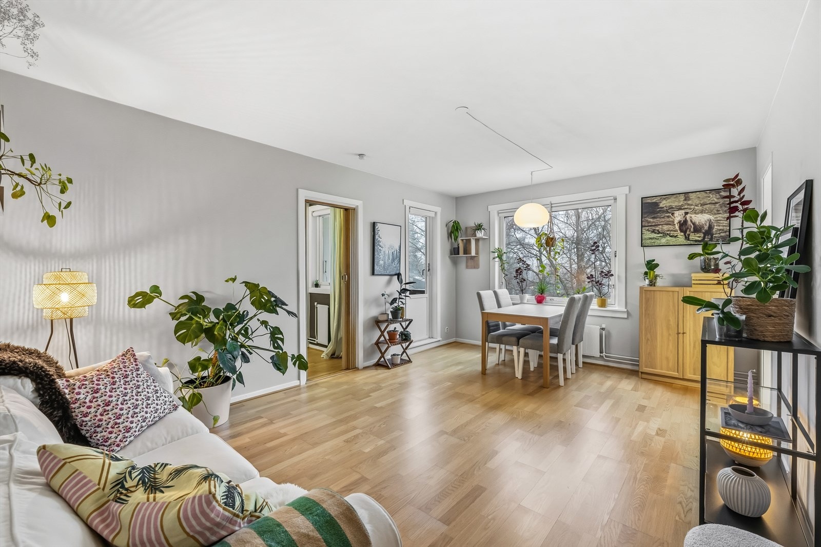 Fra stuen er det utgang til balkong. I tillegg medfølger kjellerbod Galleribilde