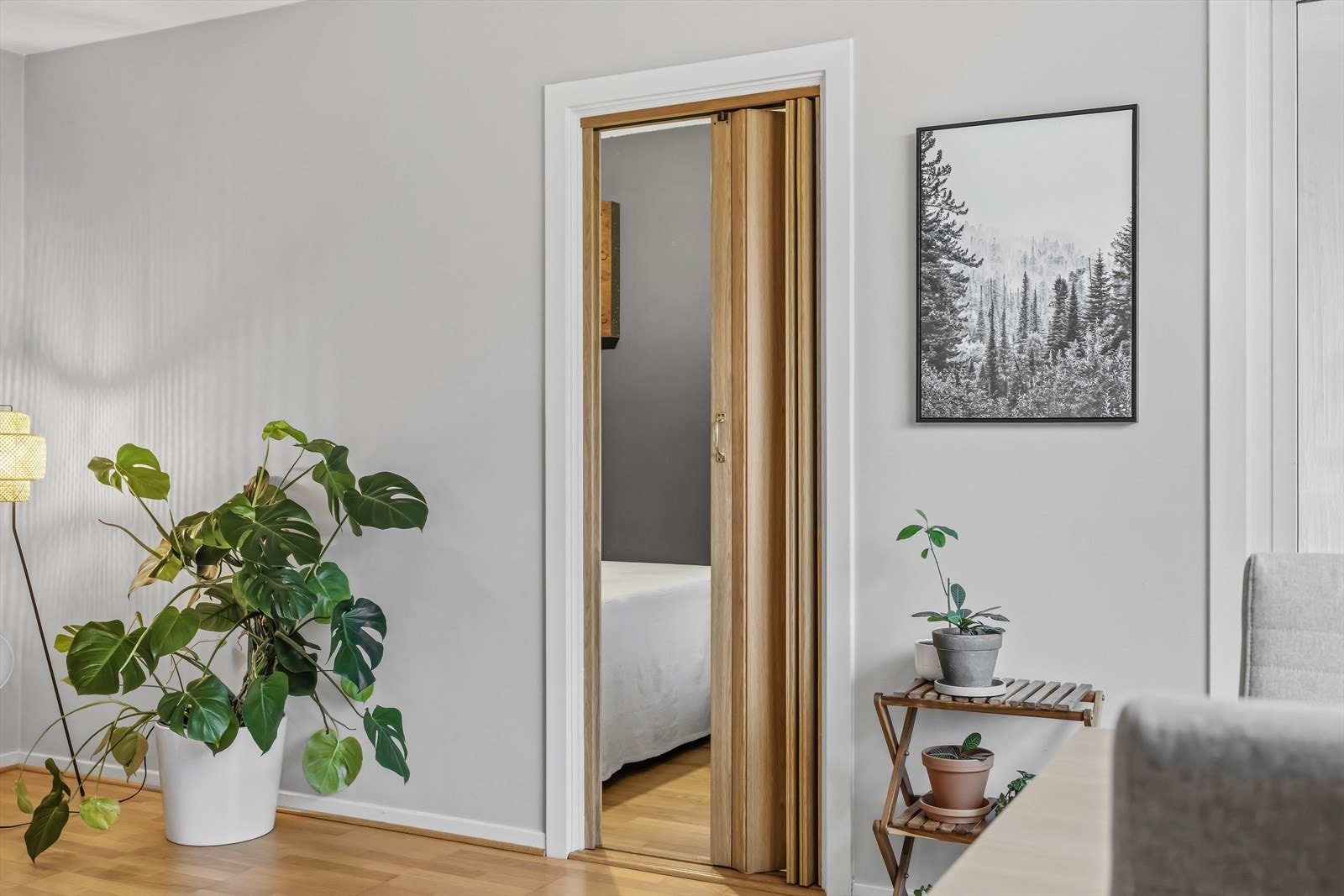 Veldig praktisk og fin sammenleggbar skyvedør inn mot soverom sparer plass Galleribilde