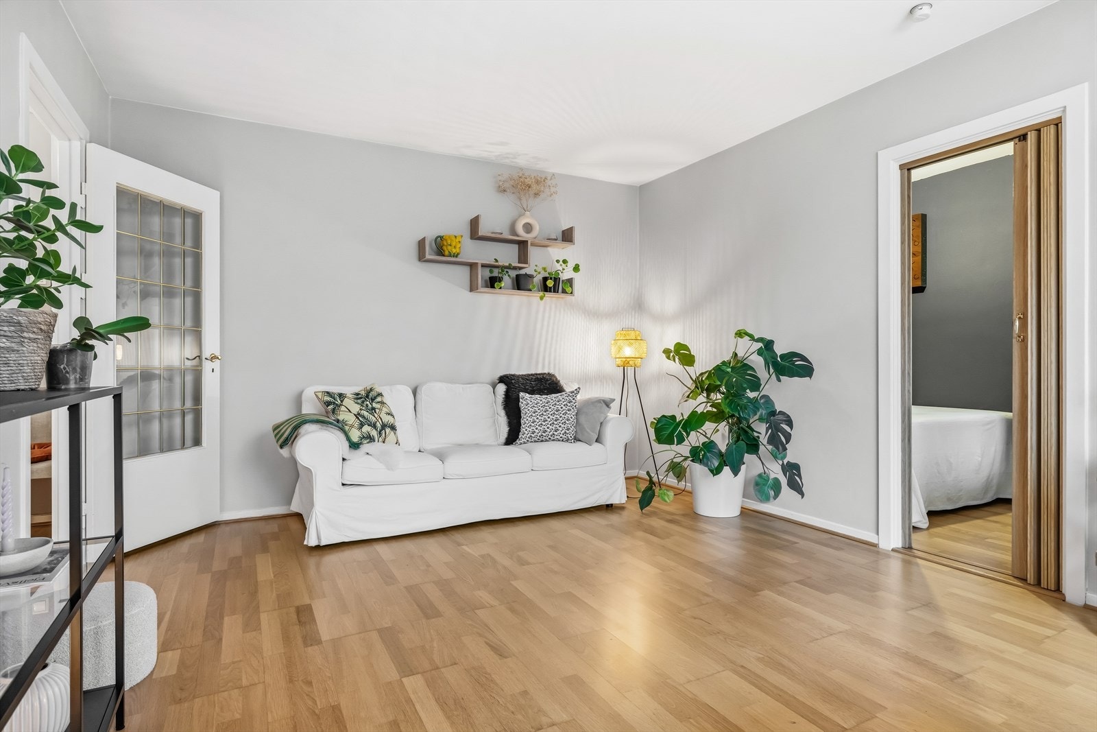 Stuen har parkettgulv og god plass til sofagruppe Galleribilde