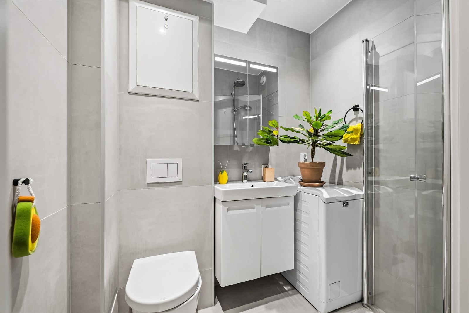 Badet ble oppgradert i 2019 med veggmontert toalett og servantskap med glatte fronter Galleribilde