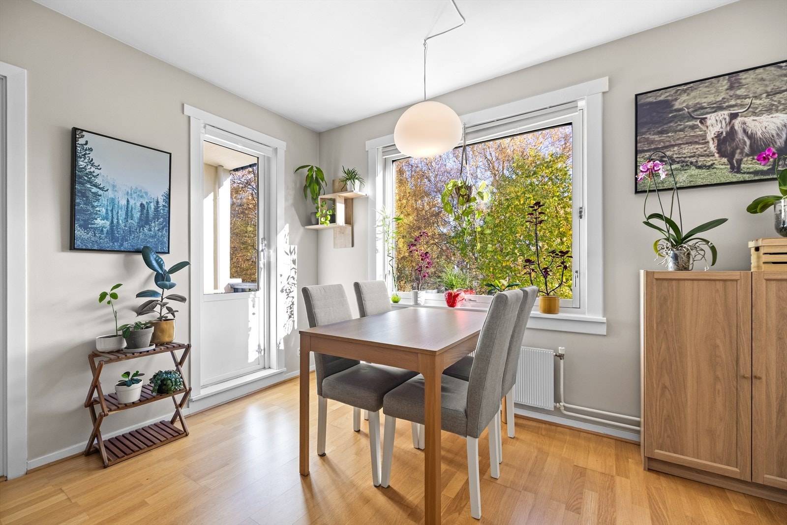 Spiseplassen har utsyn mot grøntområde gjennom store vindusflater Galleribilde