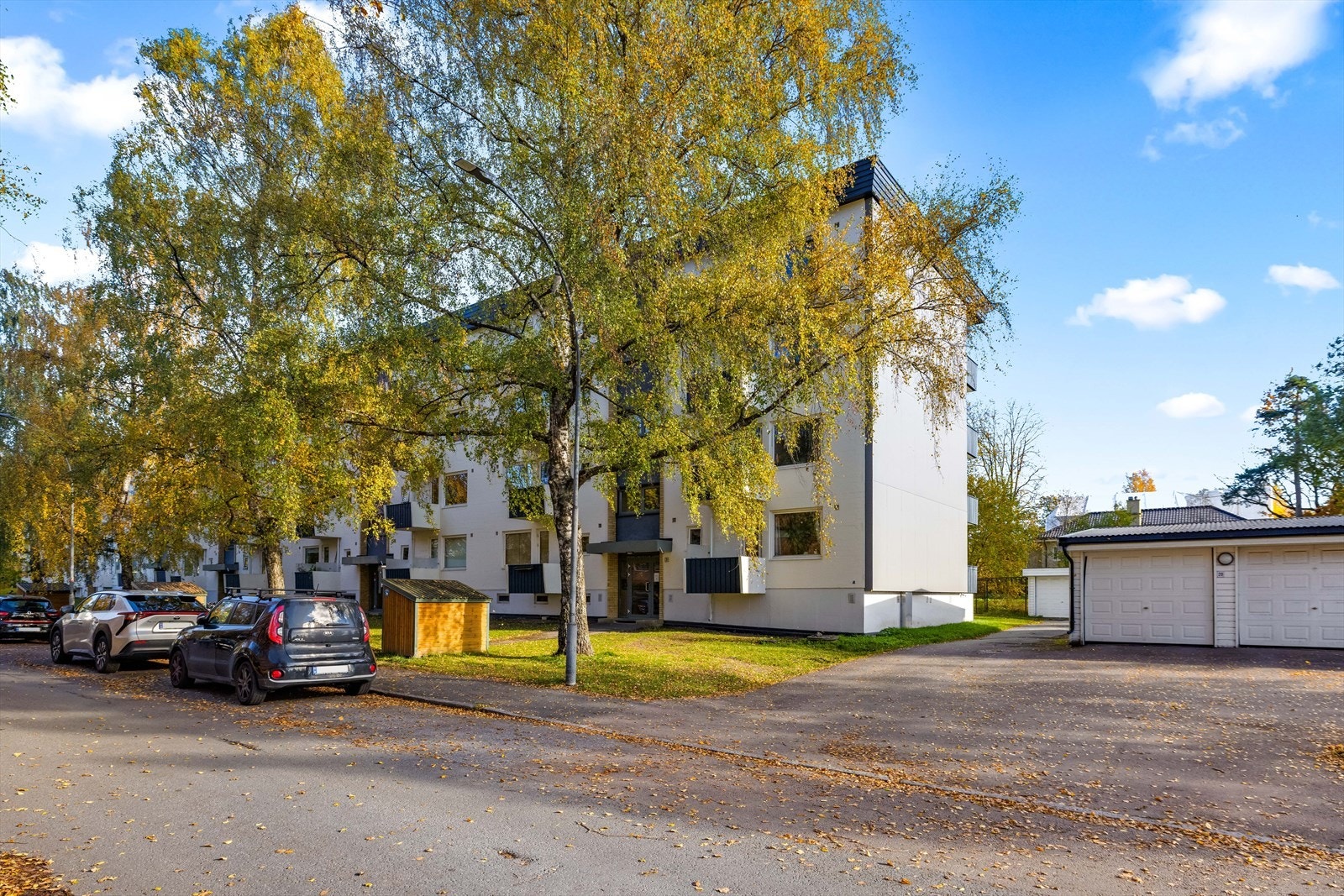 Gateparkering etter gjeldende bestemmelser, per i dag gratis rett utenfor. Borettslaget har garasjeplasser til utleie etter venteliste Galleribilde