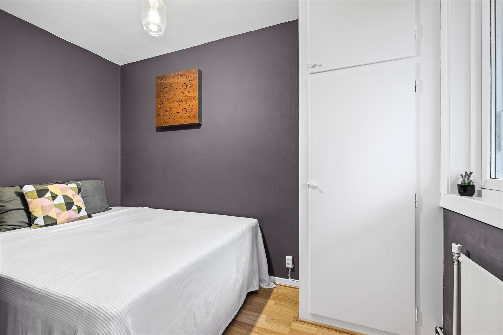 Soverommet har plass til dobbeltseng og innebygd skap for oppbevaring Galleribilde