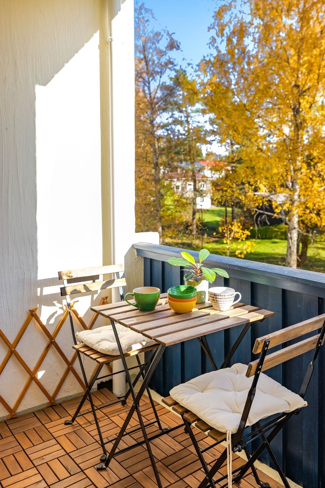 Balkongen på ca. 3,5 m² har et solid rekkverk i tre og vender ut mot et hyggelig grøntområde Galleribilde