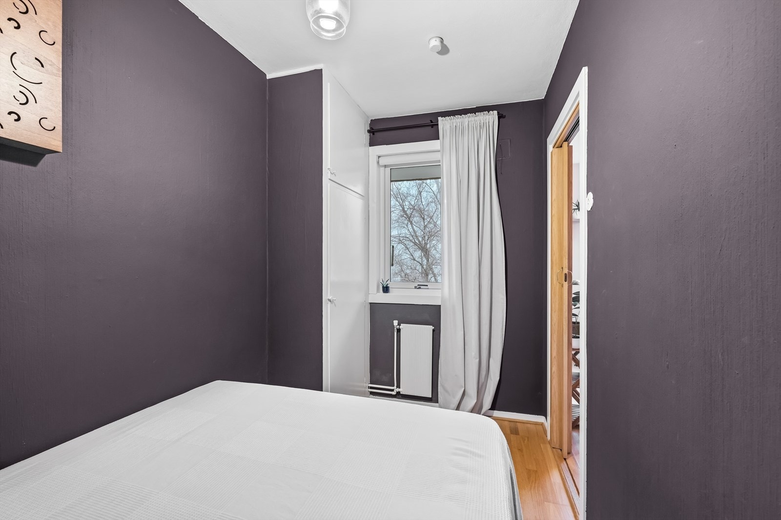 Rolig beliggenhet mot grøntområde uten trafikkstøy. Gode luftemuligheter via vindu mot balkong Galleribilde