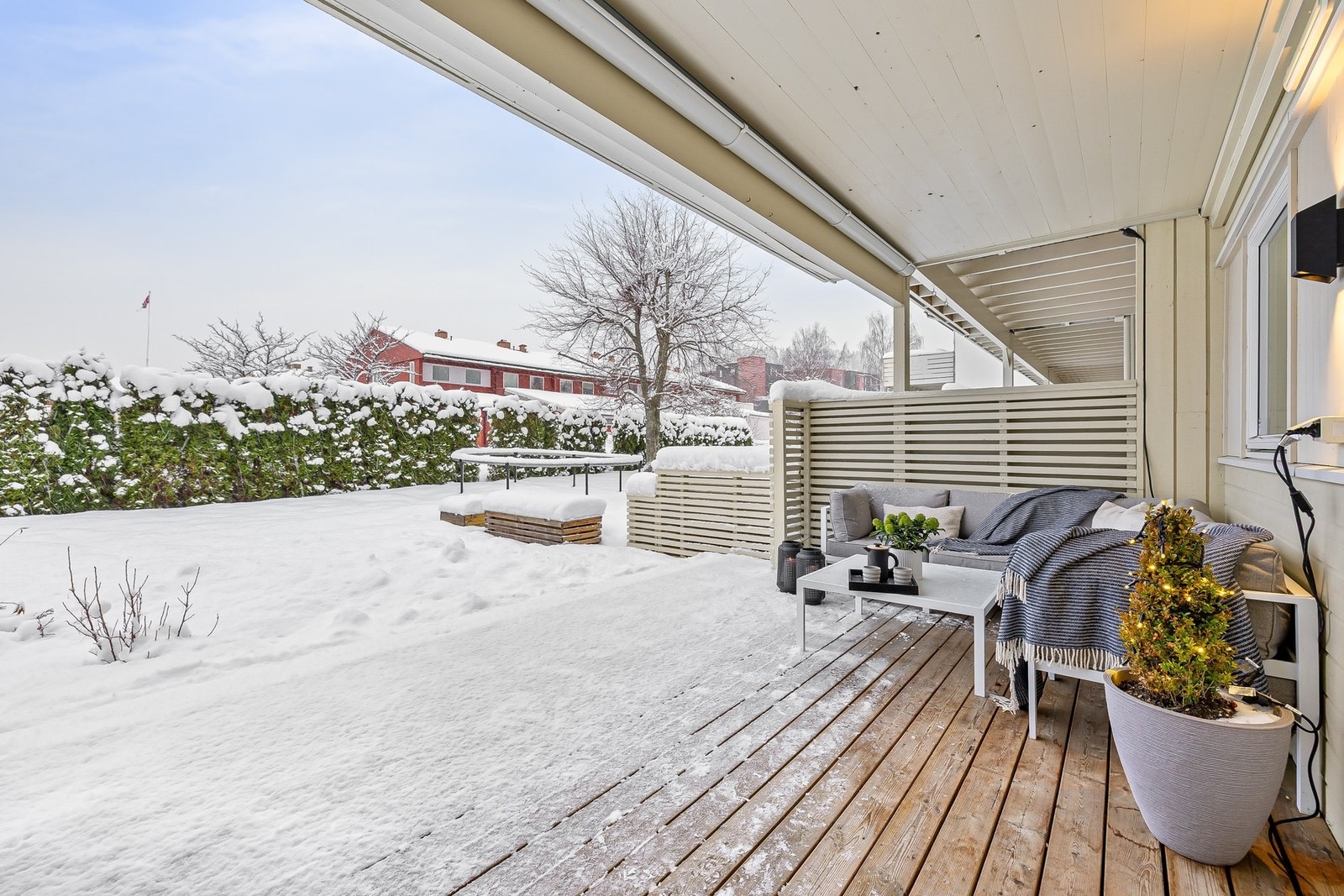 Fra hovedsoverommet er det utgang til terrasse og hage. Galleribilde