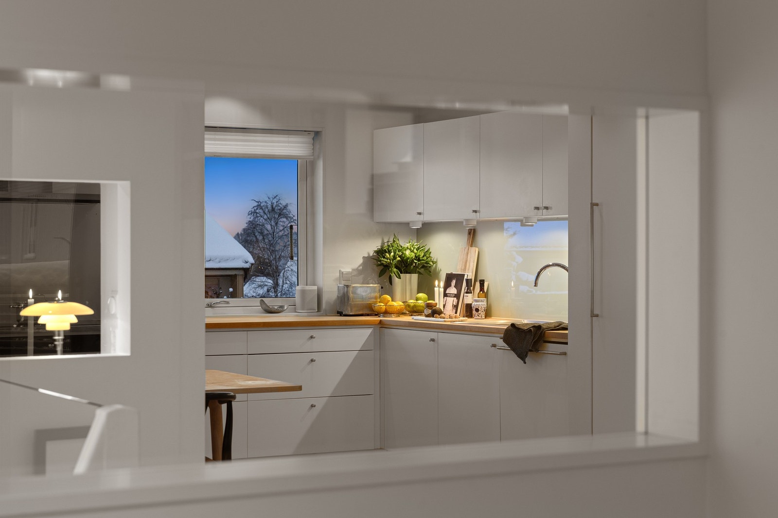 Vindu gjennom trapperommet sørger for god lysgjennomstrømming i overetasjen. Galleribilde