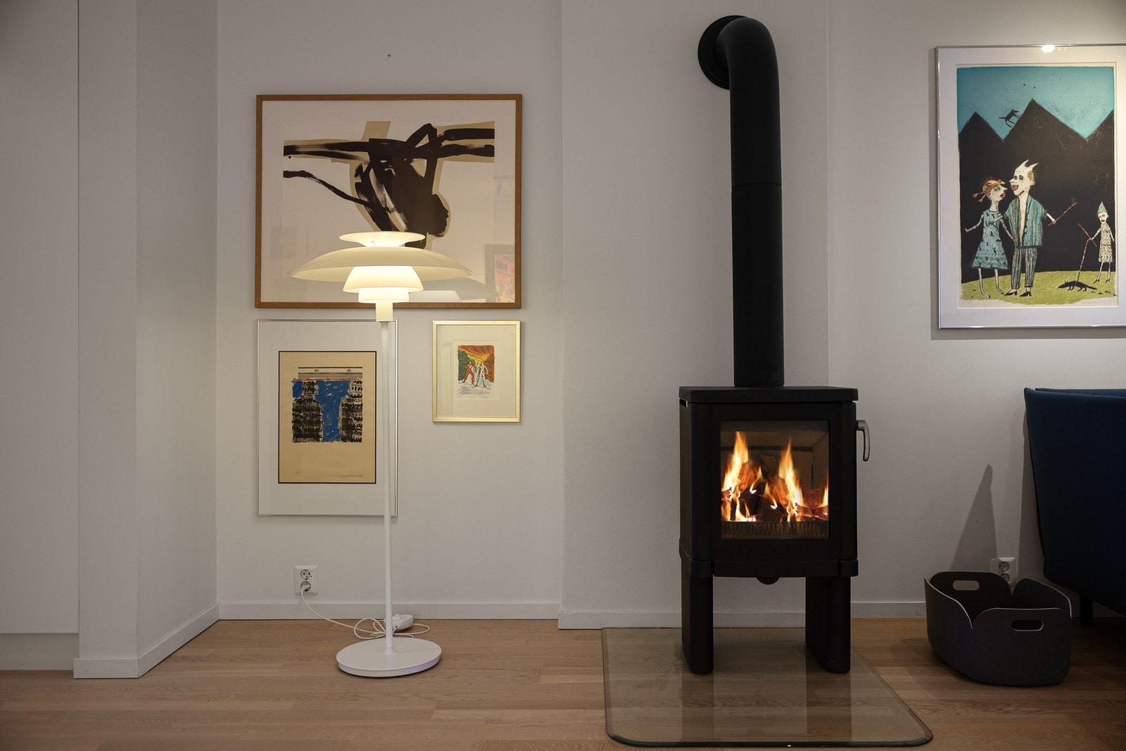 Boligen varmes opp av moderne vedovn, som gir lun varme og bidrar til lavere strømkostnader på vinterhalvåret. Galleribilde