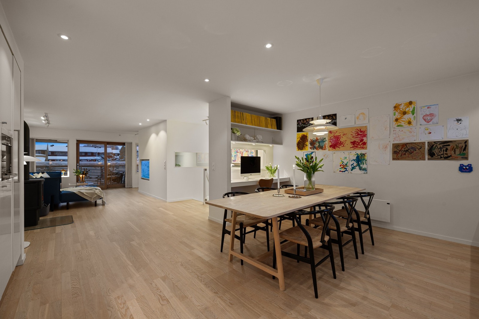 Kjøkkenet er et sosialt allrom med plass til en stort spisebord og egen kontorplass. Galleribilde