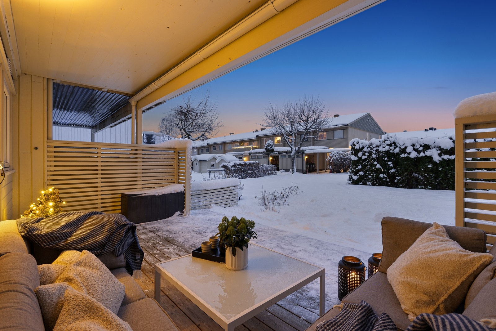 Stor og meget pent opparbeidet hage med fin beplantning og hekk som skjermer mot en stor lekeplass. Galleribilde