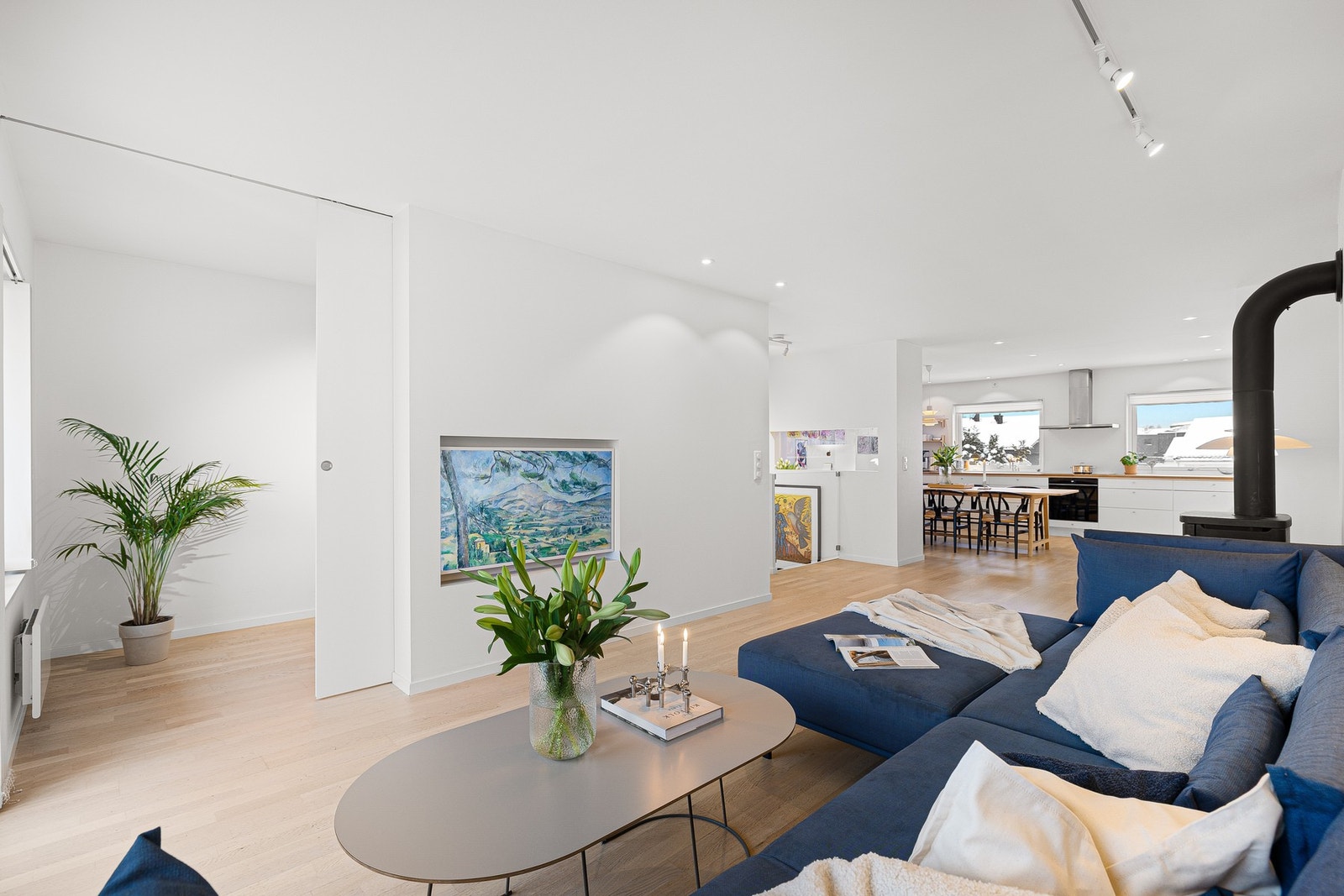 Velkommen til Havsteinflata 4 B, presentert av EiendomsMegler 1 ved Sigbjørn Vestå.
På stuen er det et ekstra stue/gjesterom med flere bruksmuligheter. Galleribilde