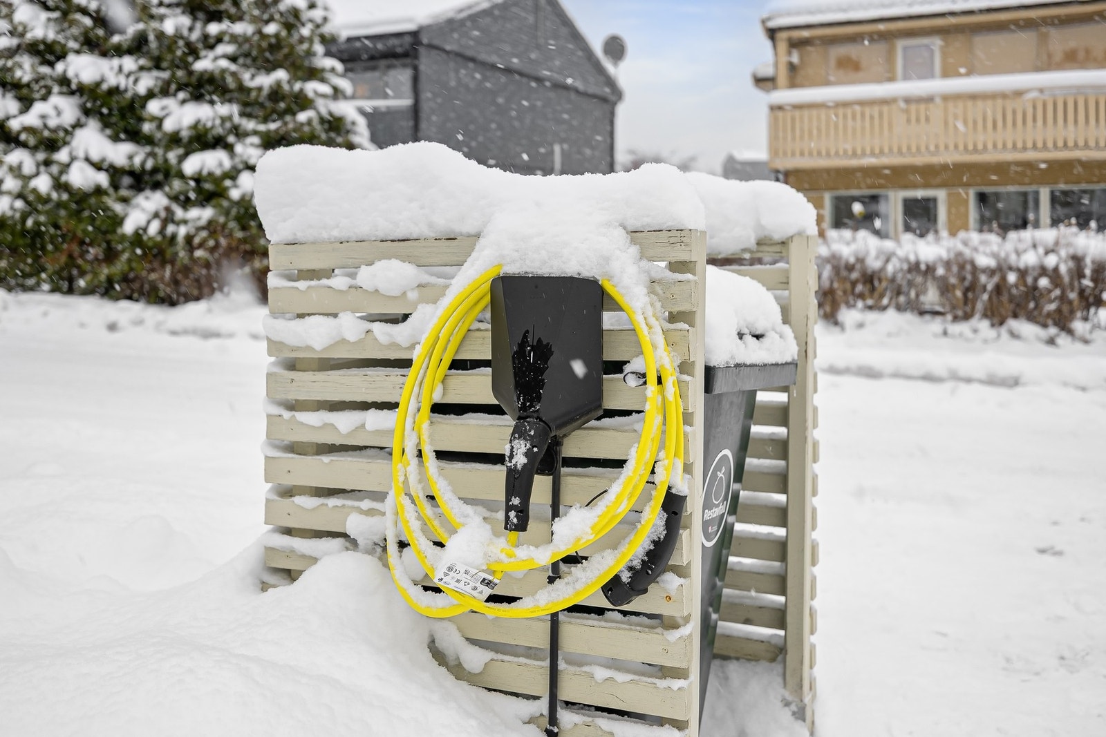 Det er mulig å parkere to biler med oppstillingsplass med elbillader i innkjørsel og tilhørende garasje på enden av rekken, nærmest boligen. Galleribilde