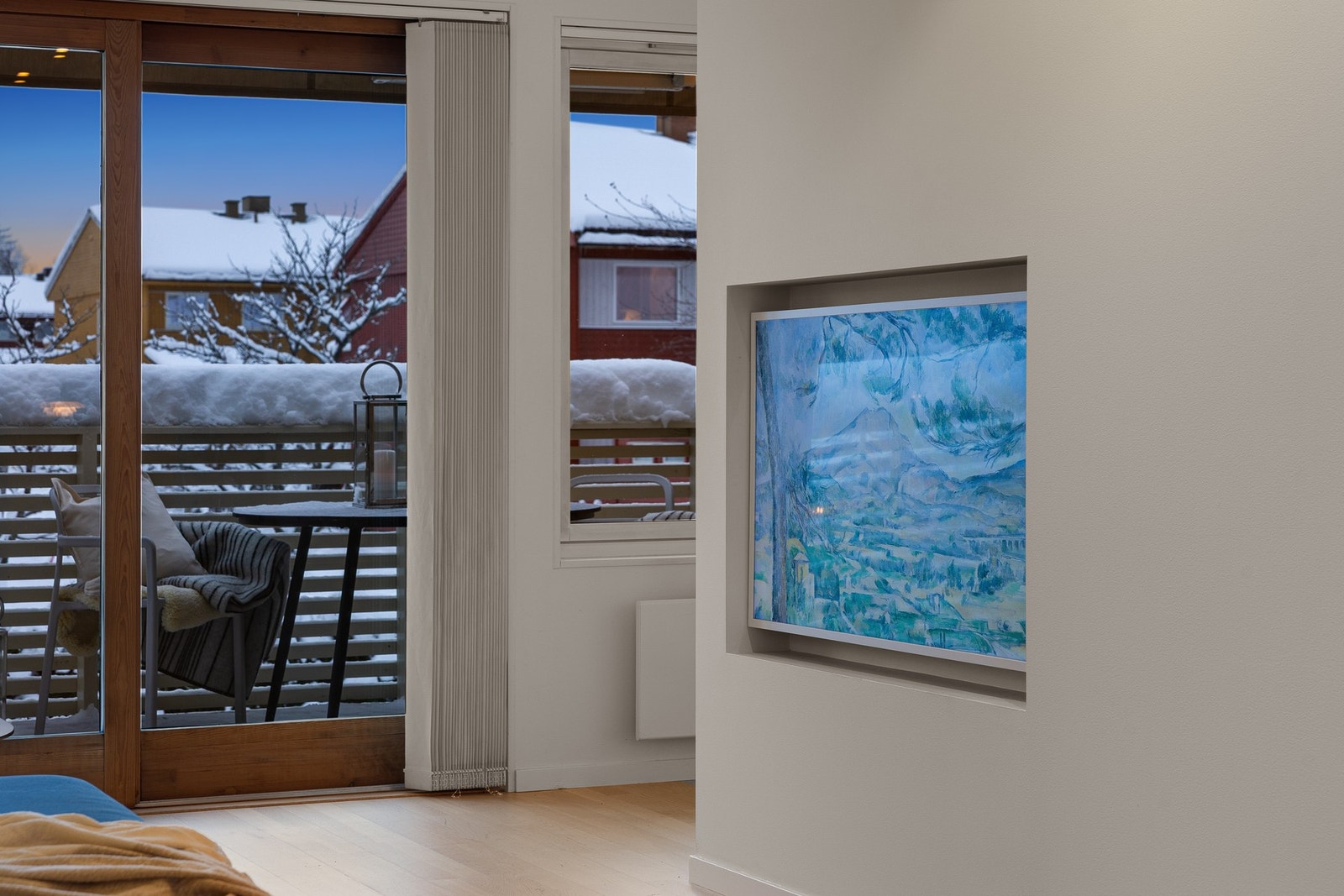 Hyggelig stue med lun belysning og plassbygd TV-løsning. Galleribilde