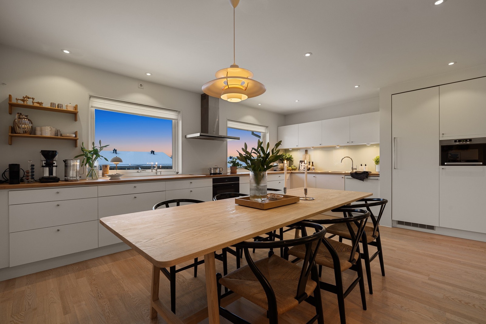 Her får du både mye armrom, godt med skapplass, store arbeidsflater og fint utsyn ved kjøkkenbenken. Galleribilde