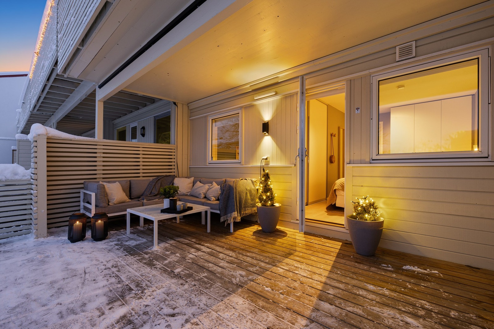 Terrassen er delvis overbygd med mulighet for sittegruppe under tak. Galleribilde