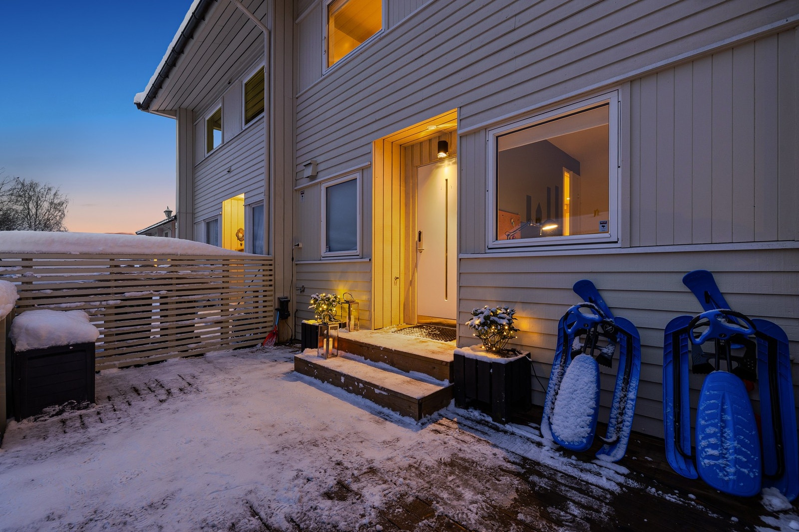 Hyggelig inngangsparti med ny belysning. Galleribilde