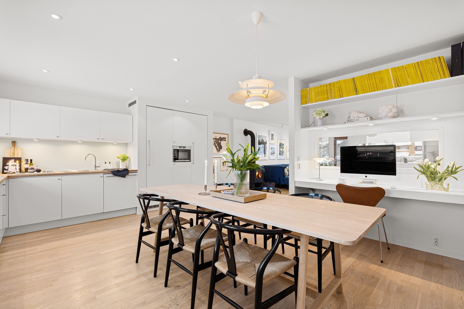 Boligen fremstår meget tiltalende, med et rent uttrykk og tidsriktige farge- og materialvalg. Galleribilde