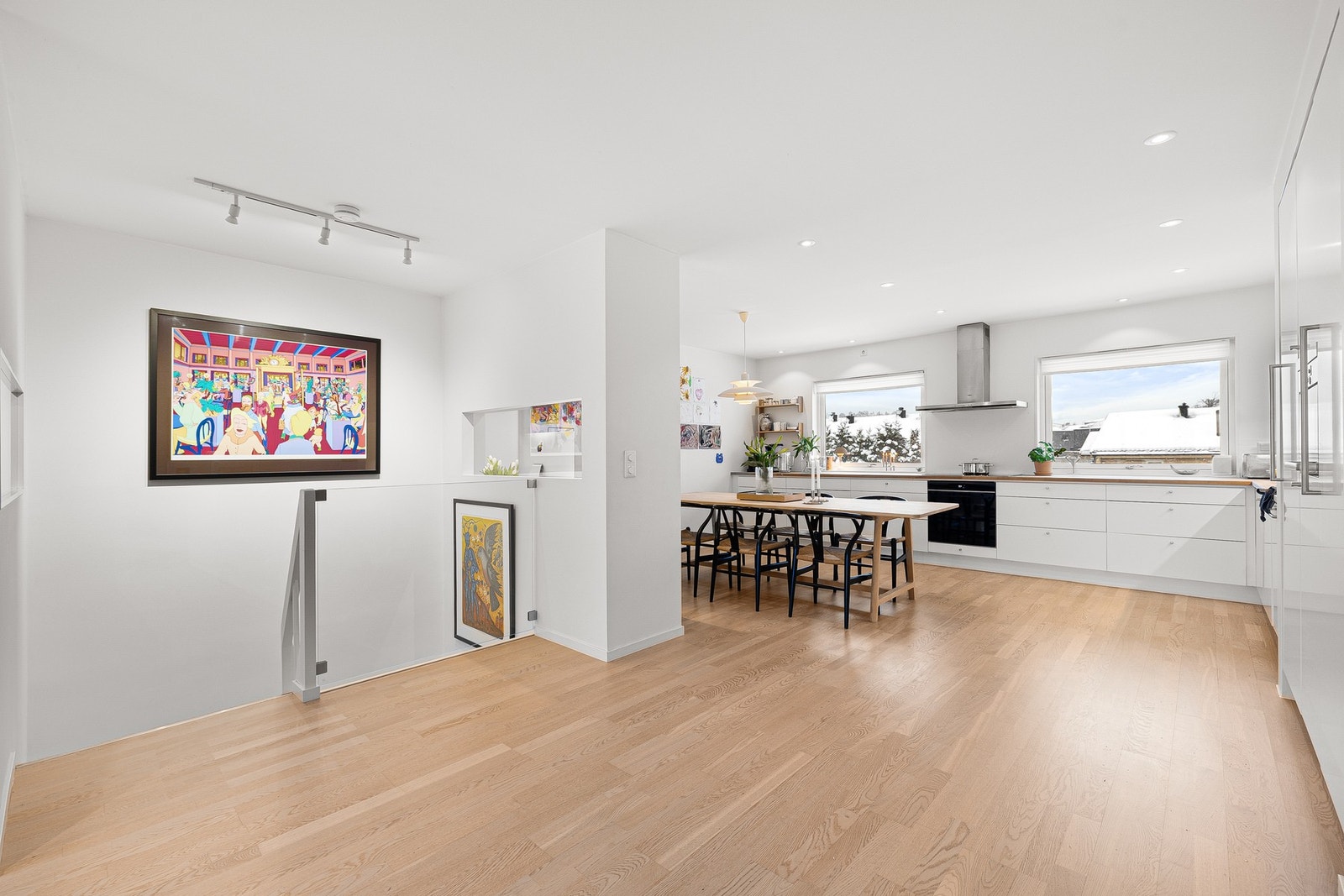 Sosial og åpen stue med arkitekttegnet romløsning gjør at hele etasjen oppleves lys og luftig. Galleribilde