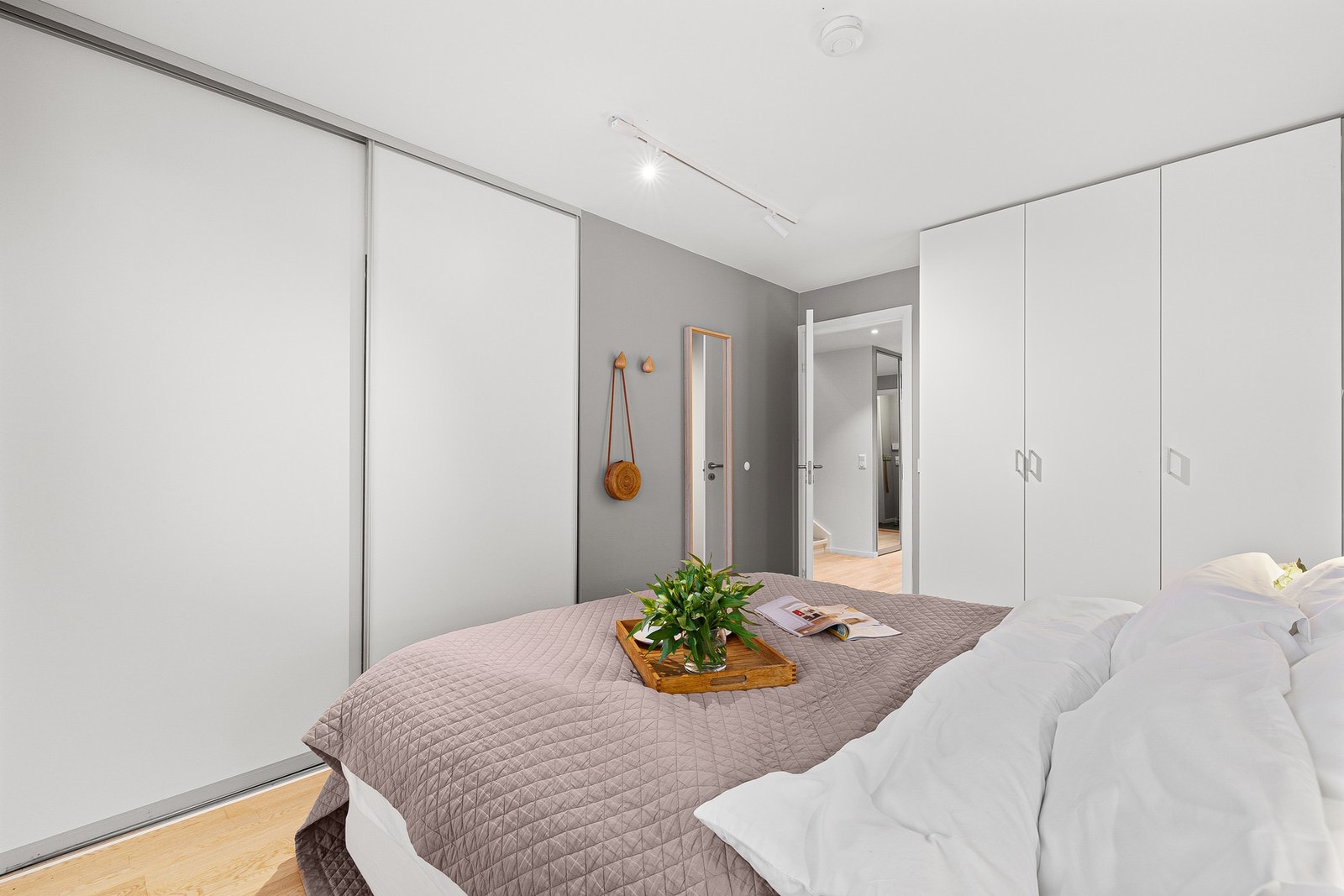 God oppbevaringsplass i skyvedørsgarderobe. Galleribilde