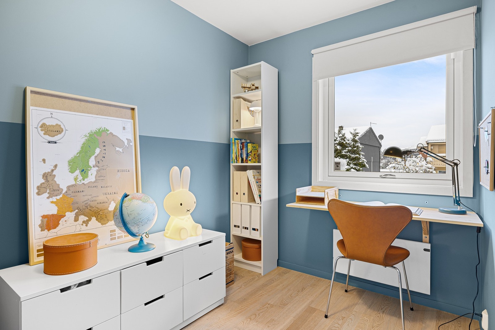 Begge rommene har god plass til både seng, skrivepult og ønsket klesoppbevaring. Galleribilde