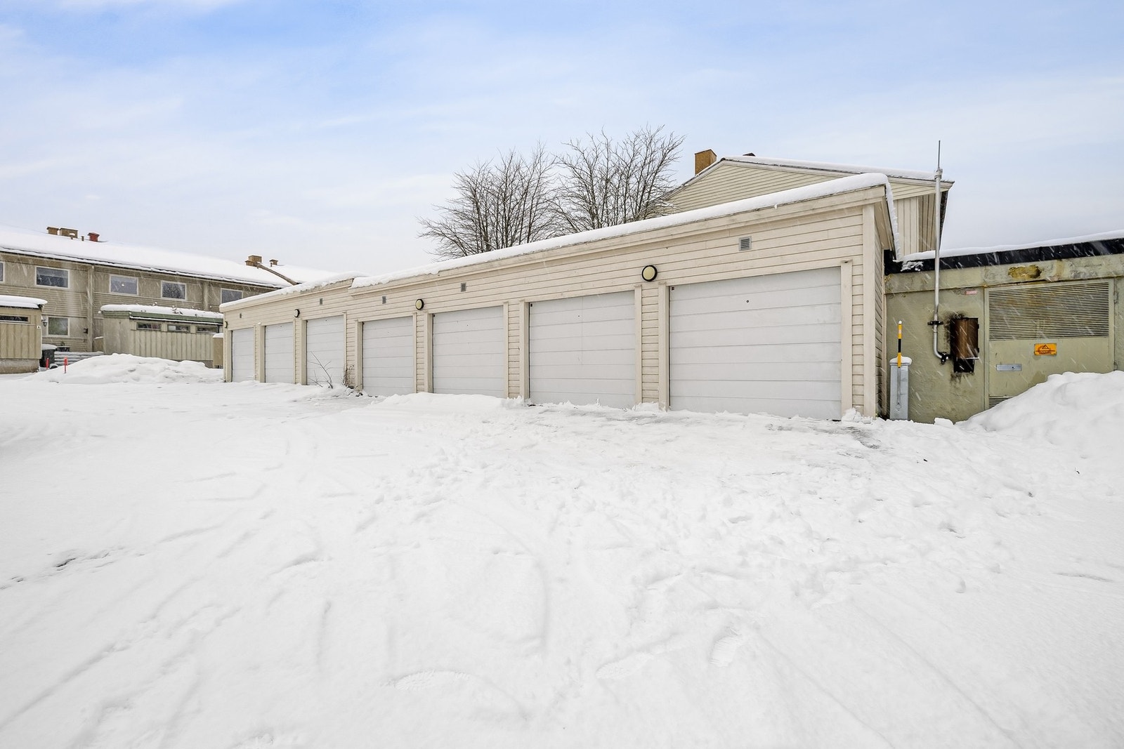 Parkeringsplass i felles garasjerekke. Galleribilde