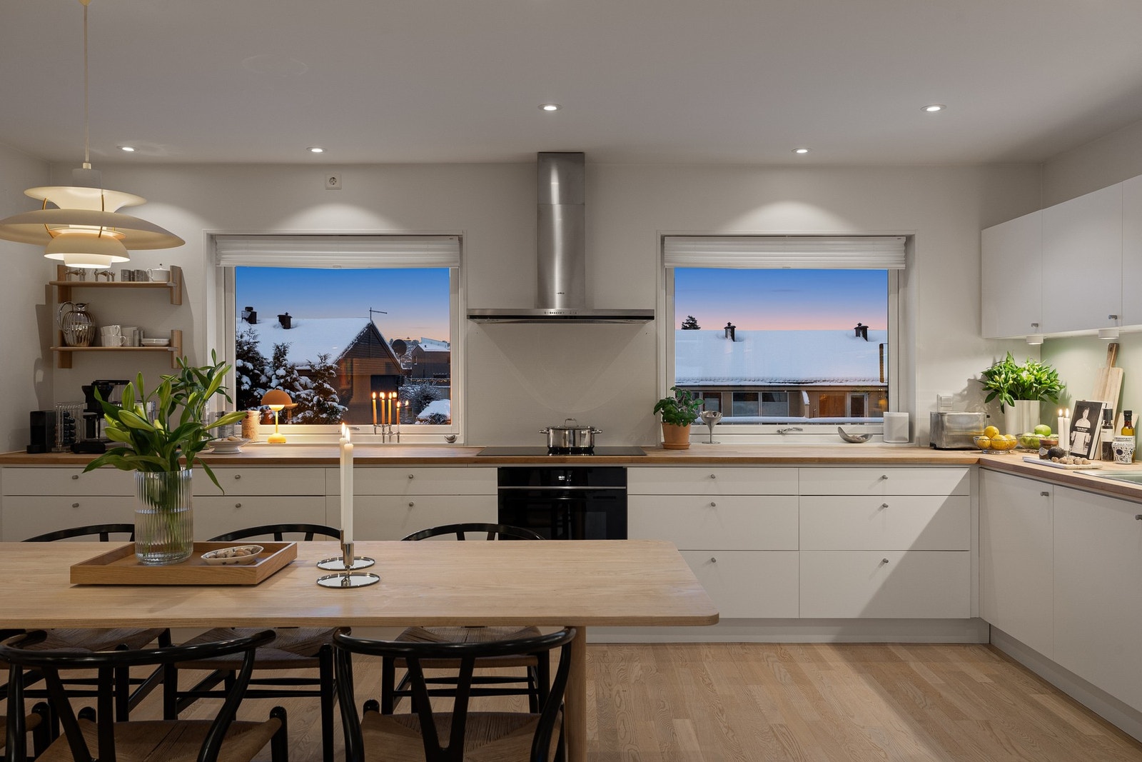 Det romslige kjøkkenet er tidløst og funksjonelt, med lys innredning og integrerte hvitevarer. Galleribilde