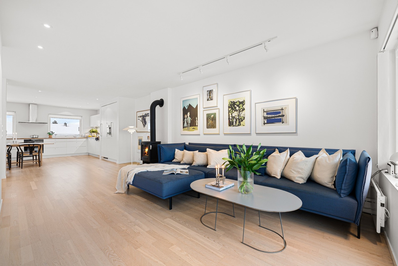 I 2. etasje er det en gjennomlys og åpen stue-/kjøkkenløsning med et samlet areal på 55 kvm. Galleribilde