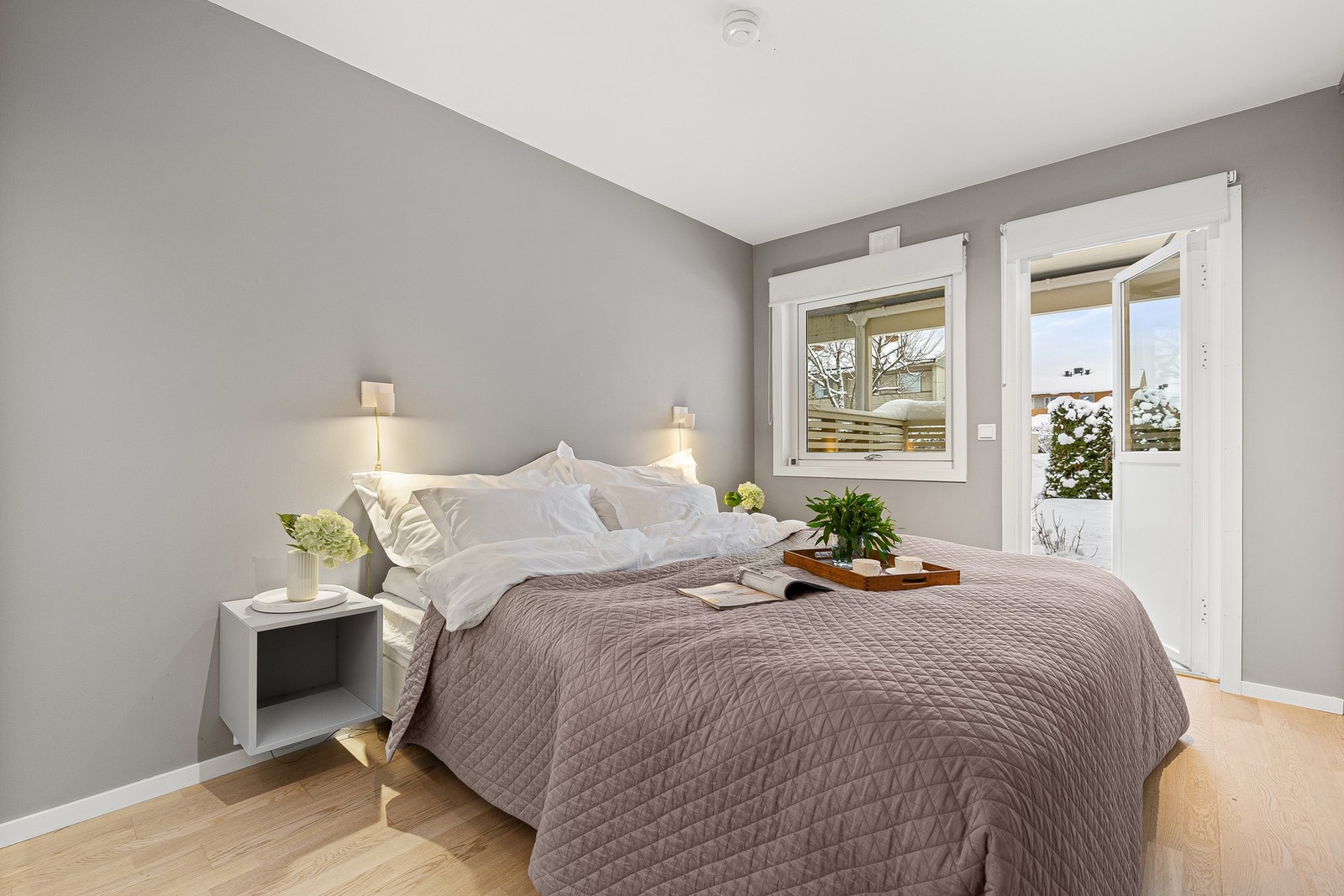 Hovedsoverommet er 12 kvm med oppbevaring i skyvedørsgarderobe og utgang til terrasse. Galleribilde