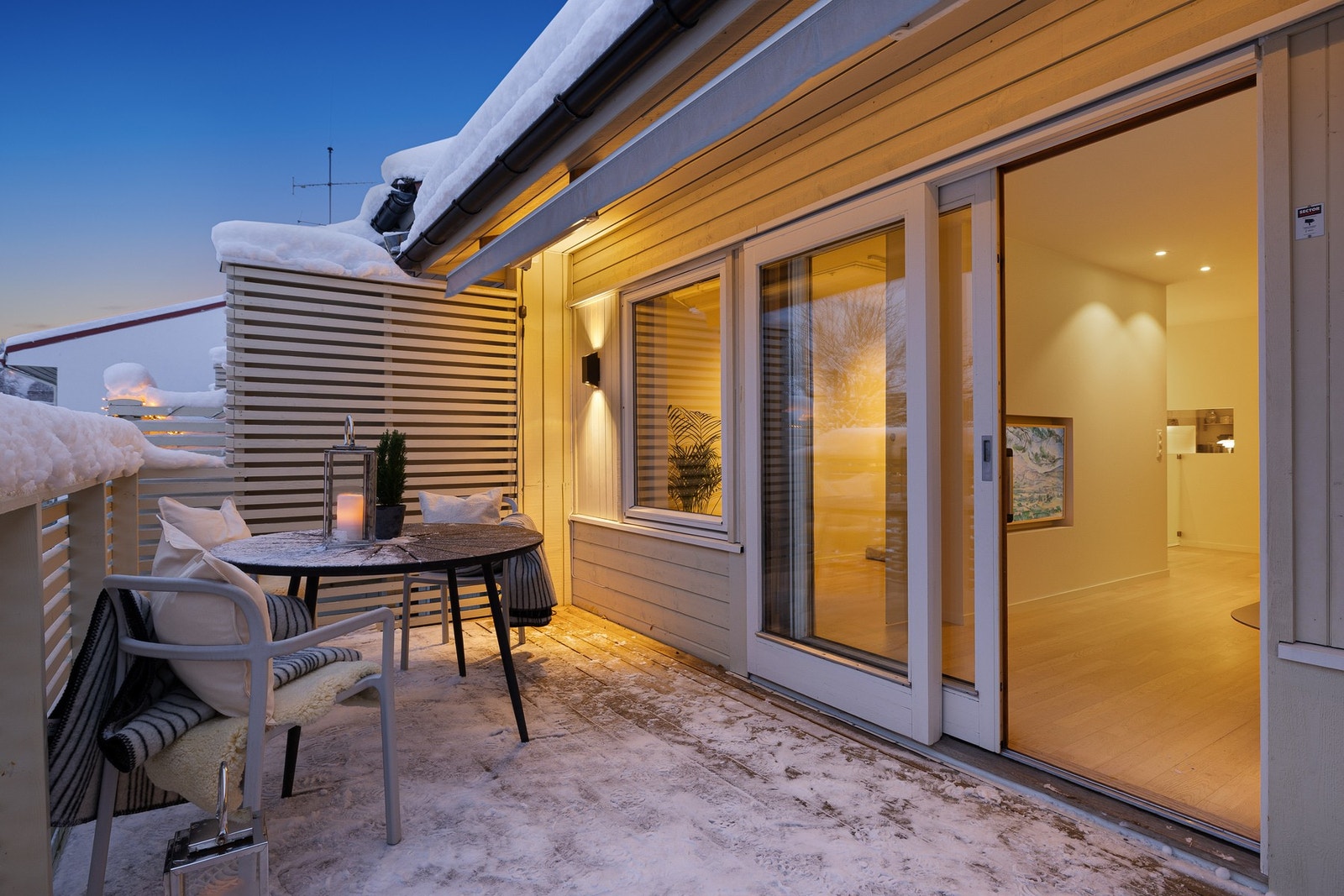 Fra stuen er det utgang til en herlig, delvis overbygd veranda på 13 kvm. Galleribilde