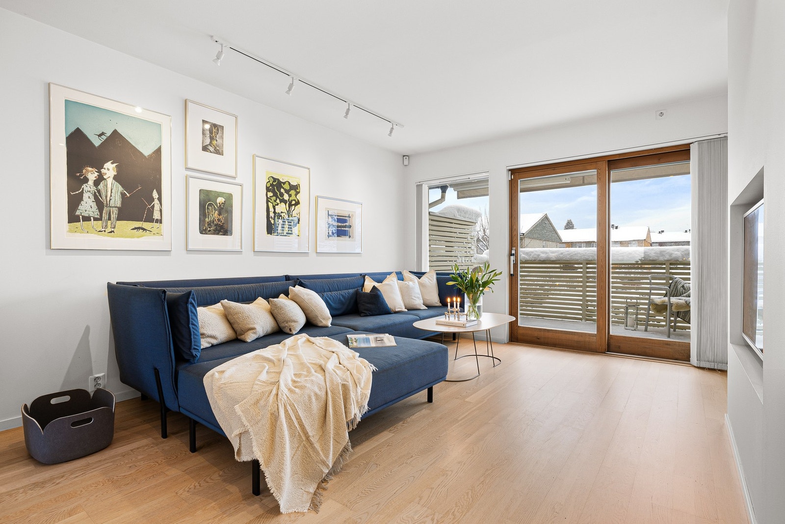 Det er god plass til en større hjørnesofa med tilhørende møblement. Galleribilde