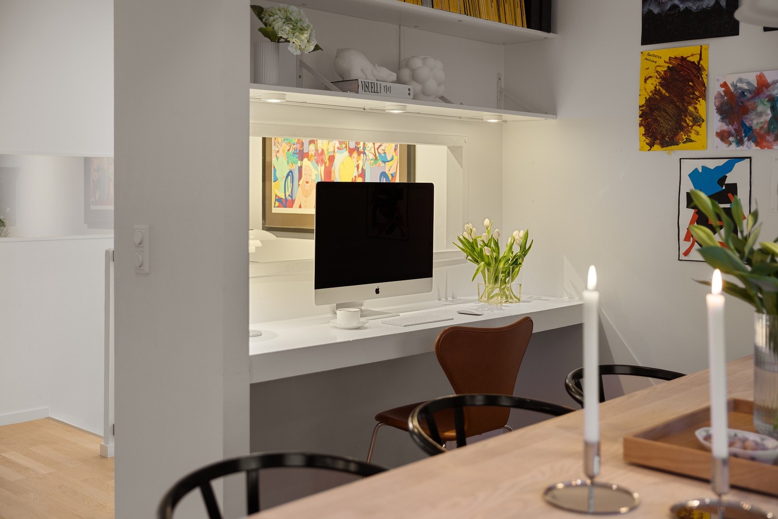 Den praktiske, innebygde arbeidsbenken har mange bruksmuligheter. Galleribilde