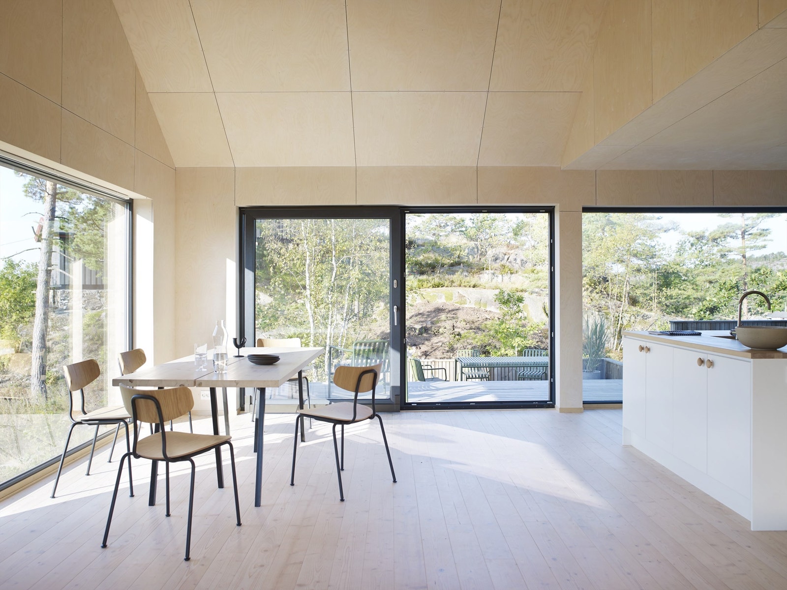 God takhøyde som gir god romfølelse. Fint, naturlig lys fra store vindusflater, skyvedør til uteområde Galleribilde