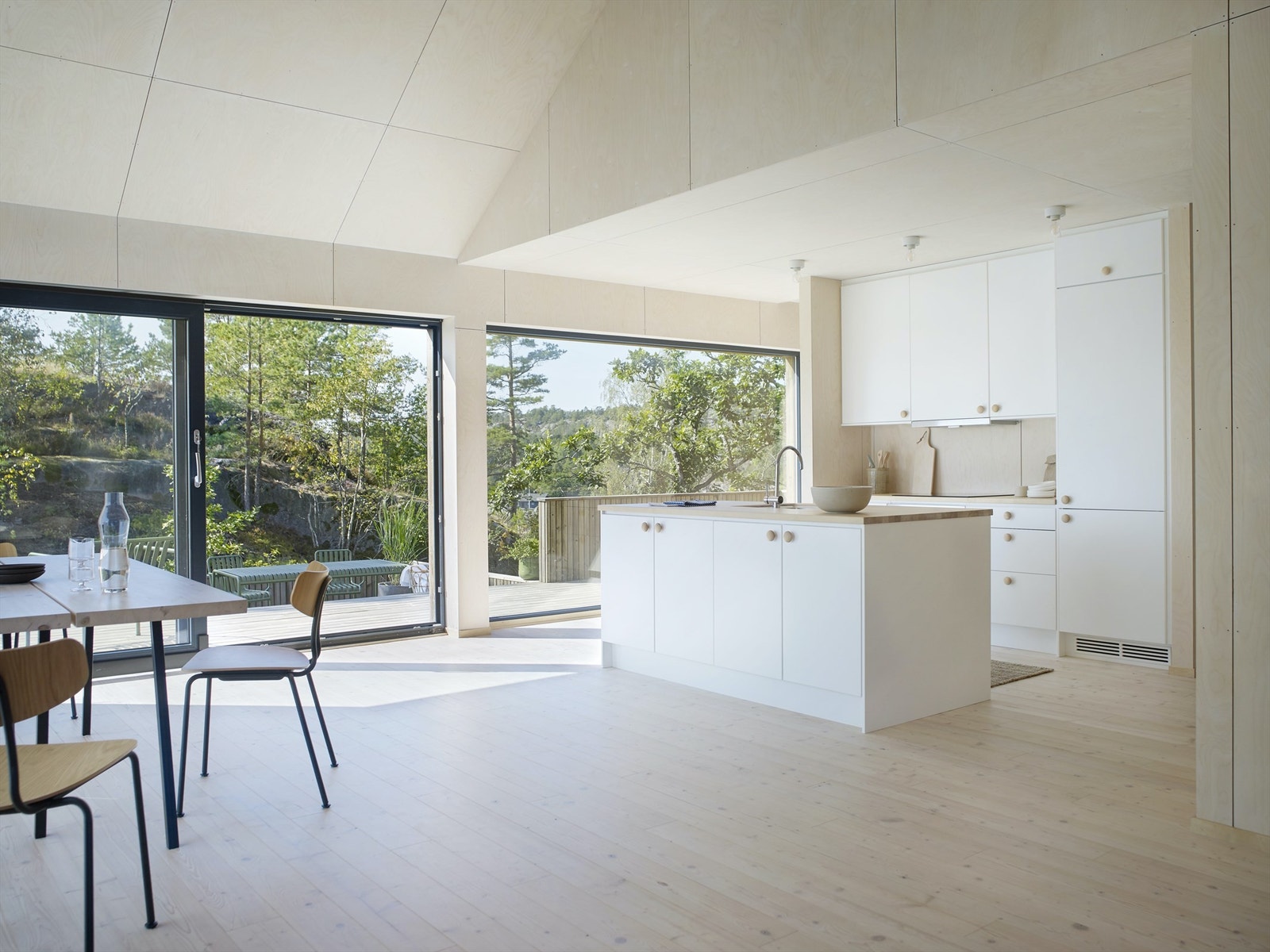 Delikat og minimalistisk kjøkken fra Drømmekjøkken med hvitevarer fra Bosch. Åpen og sosial løsning til spisestuen og stuen Galleribilde