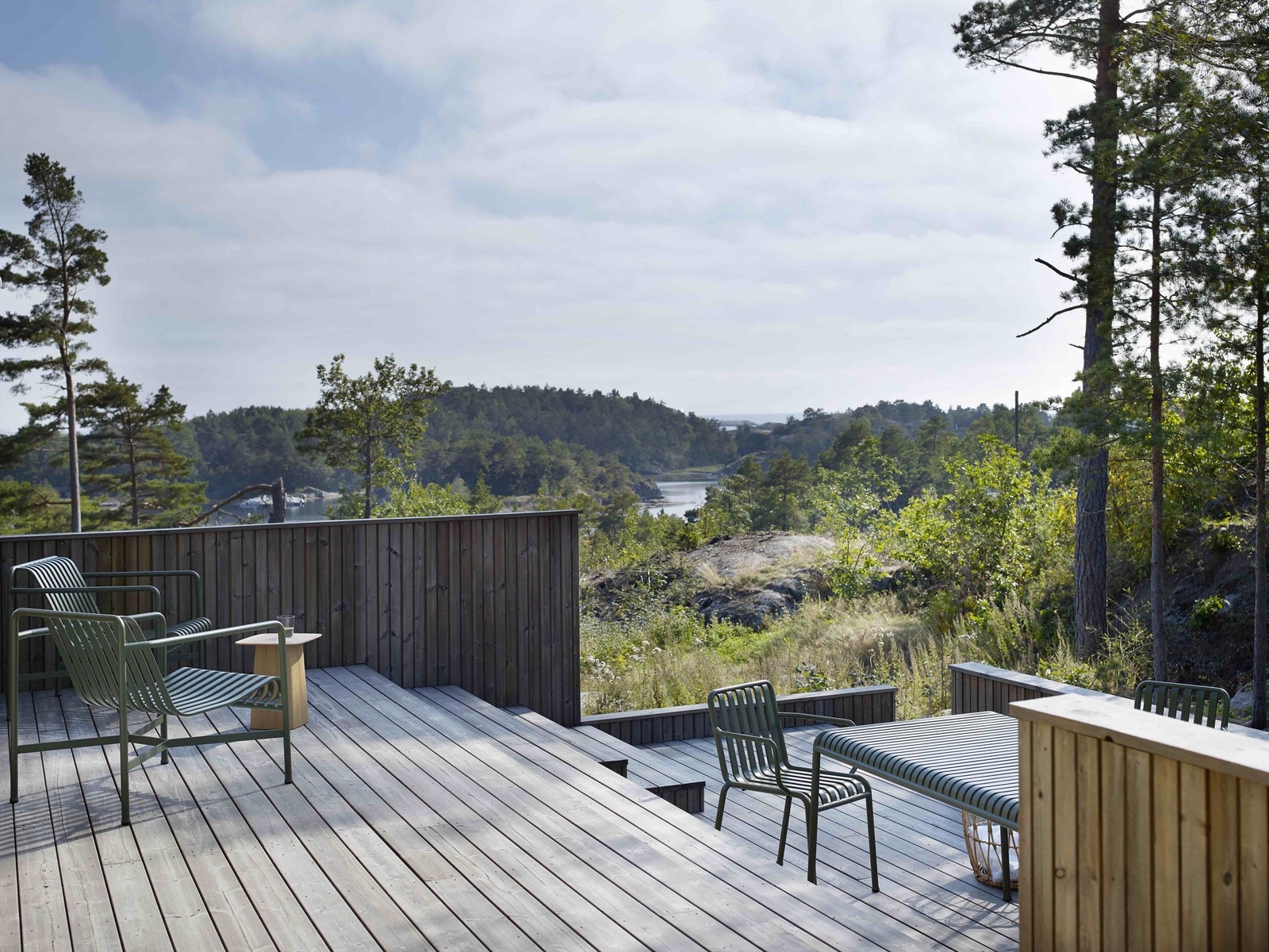 Solrikt uteområde med flott og usjenert utsikt mot Lyngør og Skagerrak Galleribilde