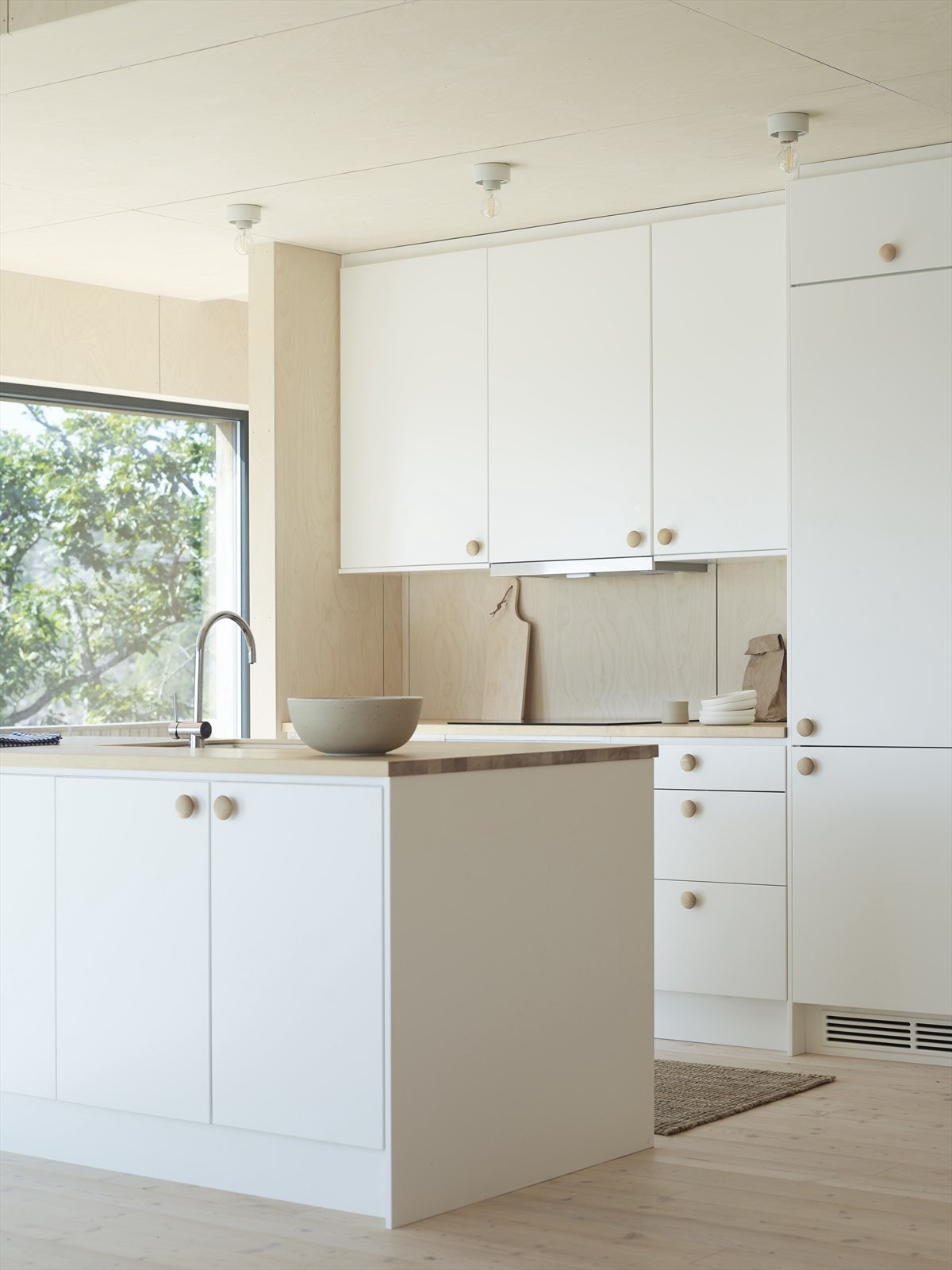 Praktisk og lekkert kjøkken med god plass til utstyr Galleribilde