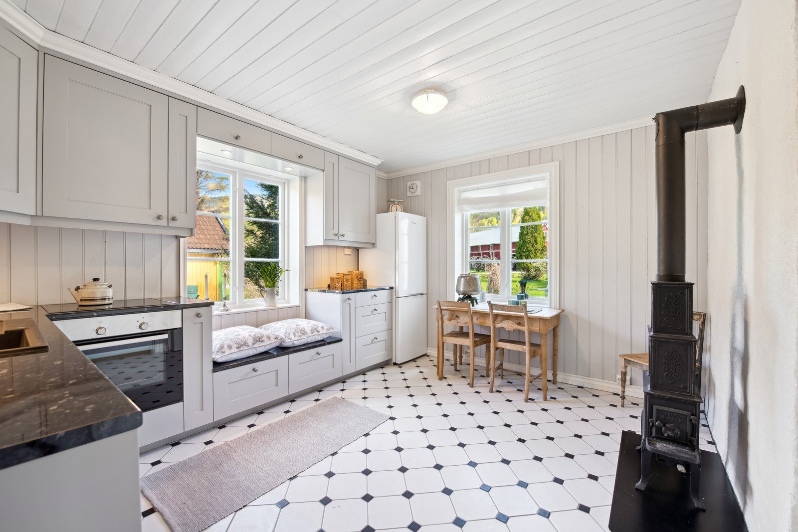 Flott og romslig kjøkken som nylig er renovert med en hyggelig sittebenk i ved vinduet Galleribilde