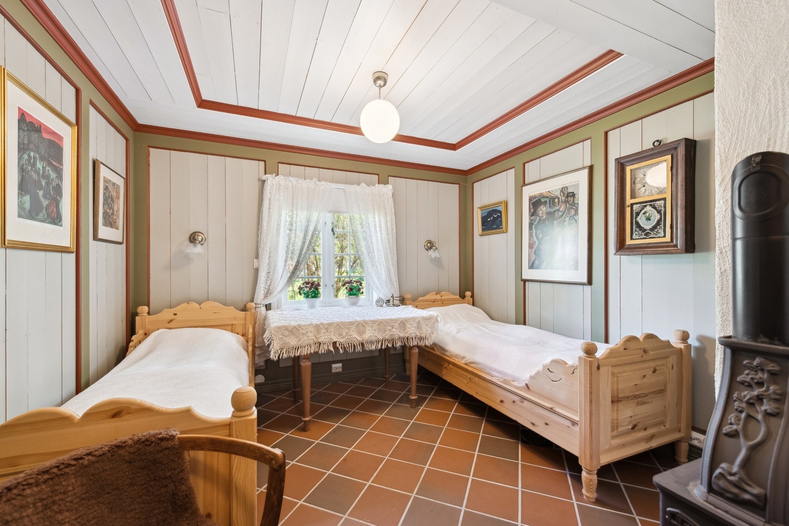 Det er totalt 4 soveorm i huset. Dette er soverommet i 1. etasje Galleribilde