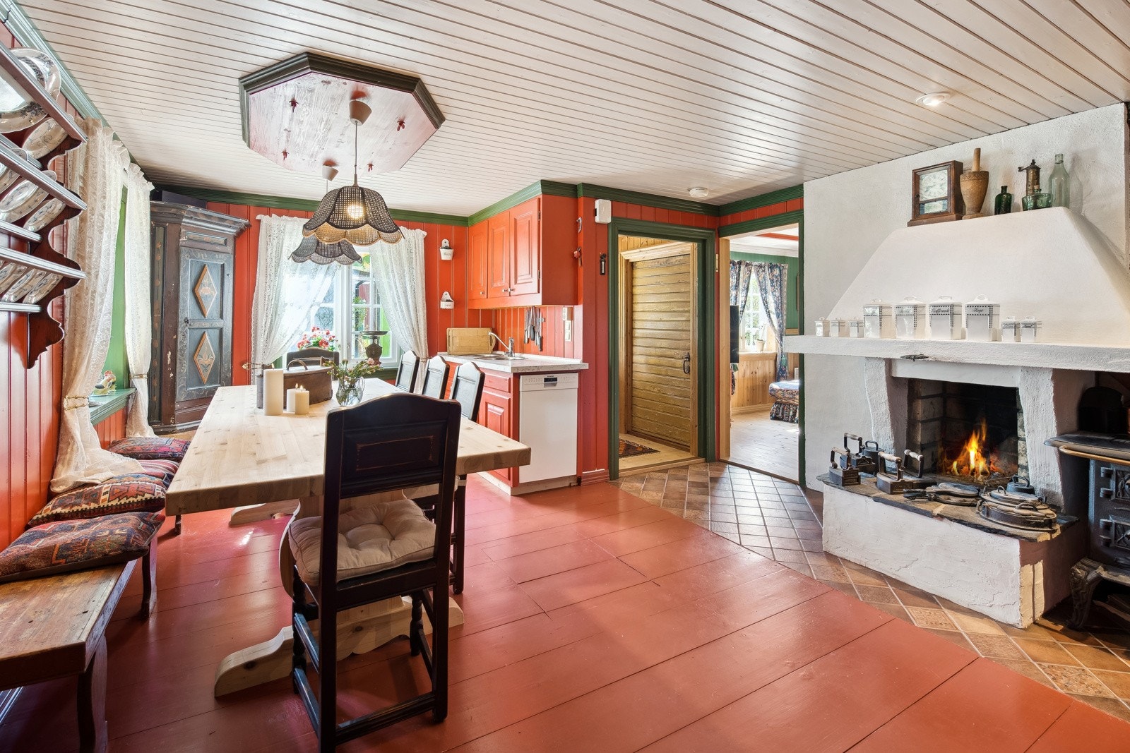 Kjøkken er hyggelig med peisovn og god plass til spisebord Galleribilde