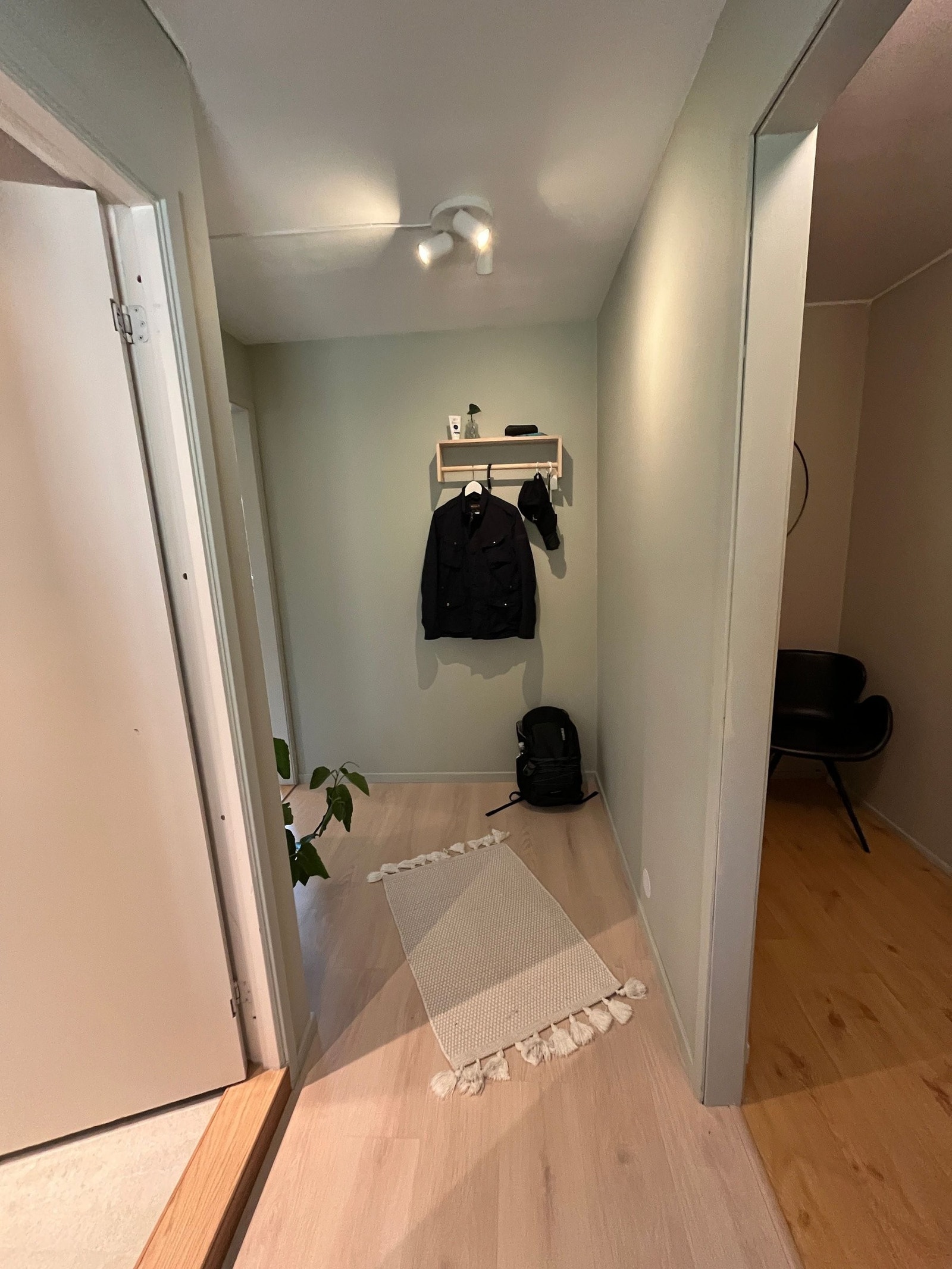 stor entre med plass til å henge jakker og legge fra seg sko og sekker Galleribilde