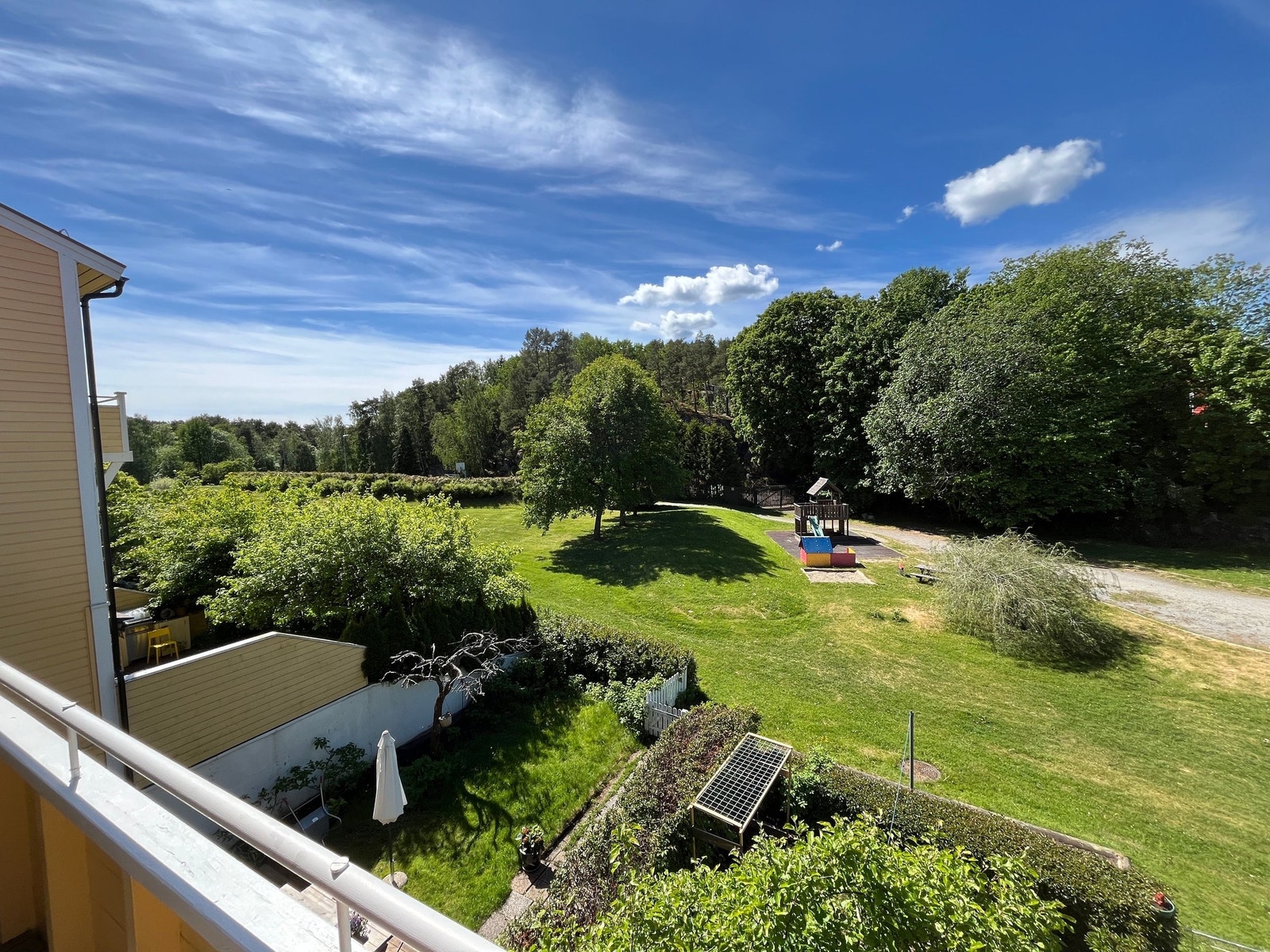 stor grøntarealer som kontinuerlig vedlikeholdes av borettslaget. fotball og basketbanen i horisonten, og lekeplass til barn. Galleribilde