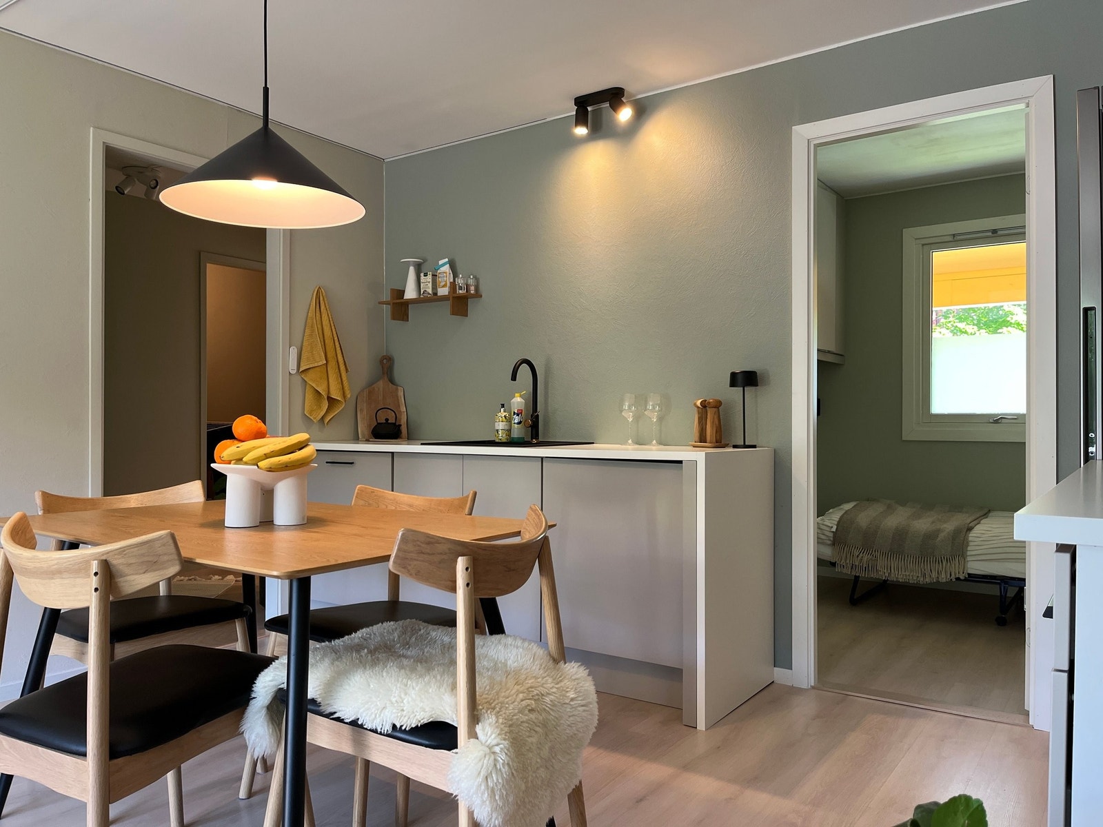 stilig og moderne kjøkken med nye og integrerte hvitevarer som følger med Galleribilde