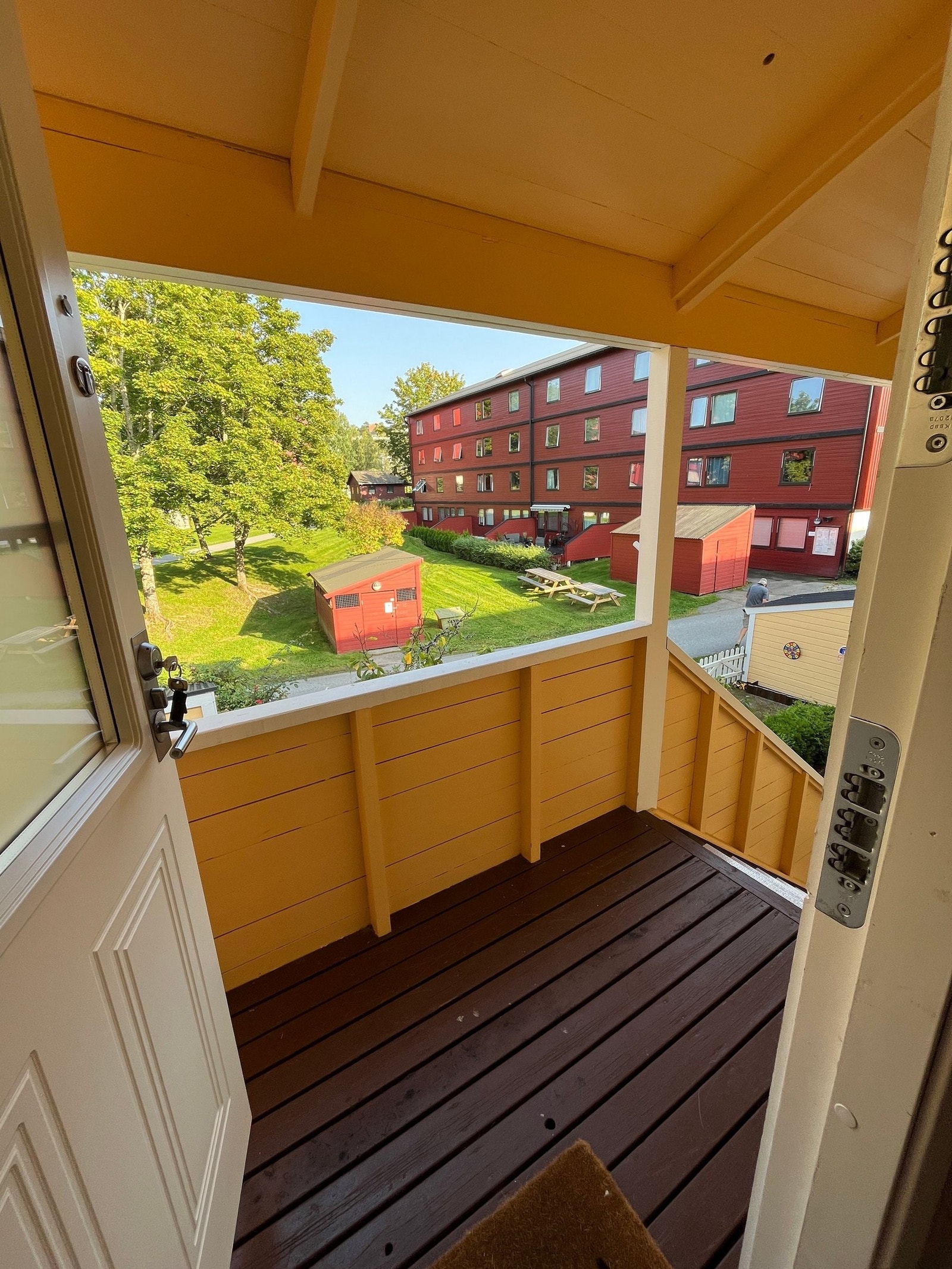 utsikt fra inngangdøren mot trappeinngang, med nye moderne isolerte dører og vinduer 2015 Galleribilde