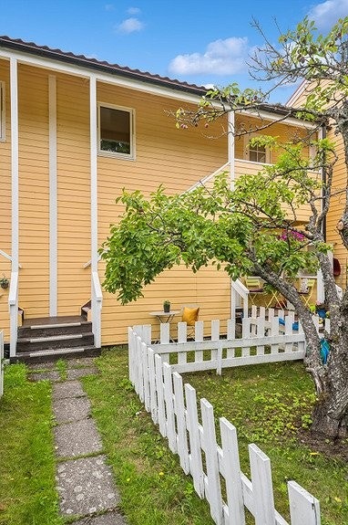 velkommen gjennom fin liten hage med plommetre Galleribilde