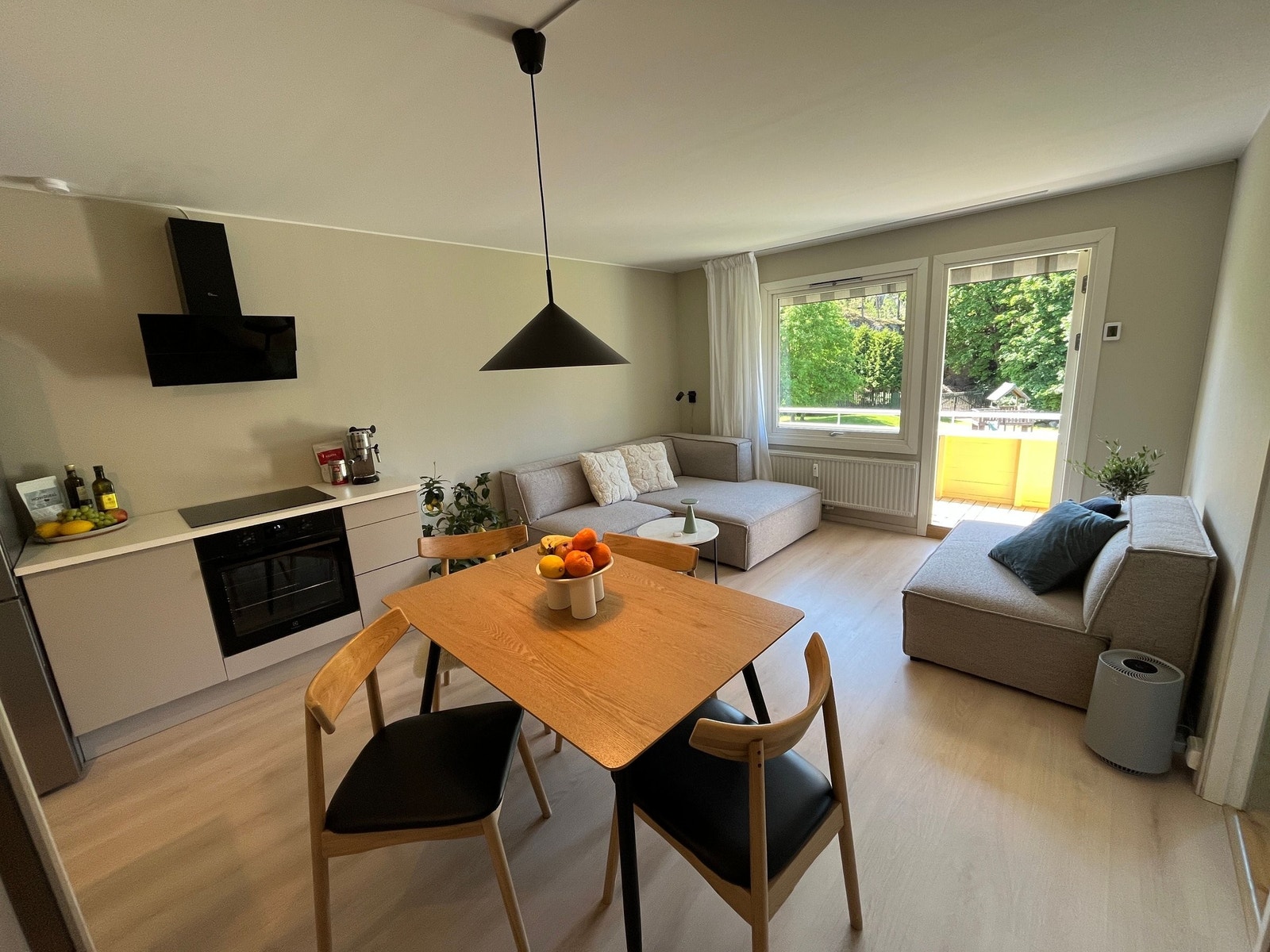 lys og luftig stue med god plass til sjeselong sofa Galleribilde