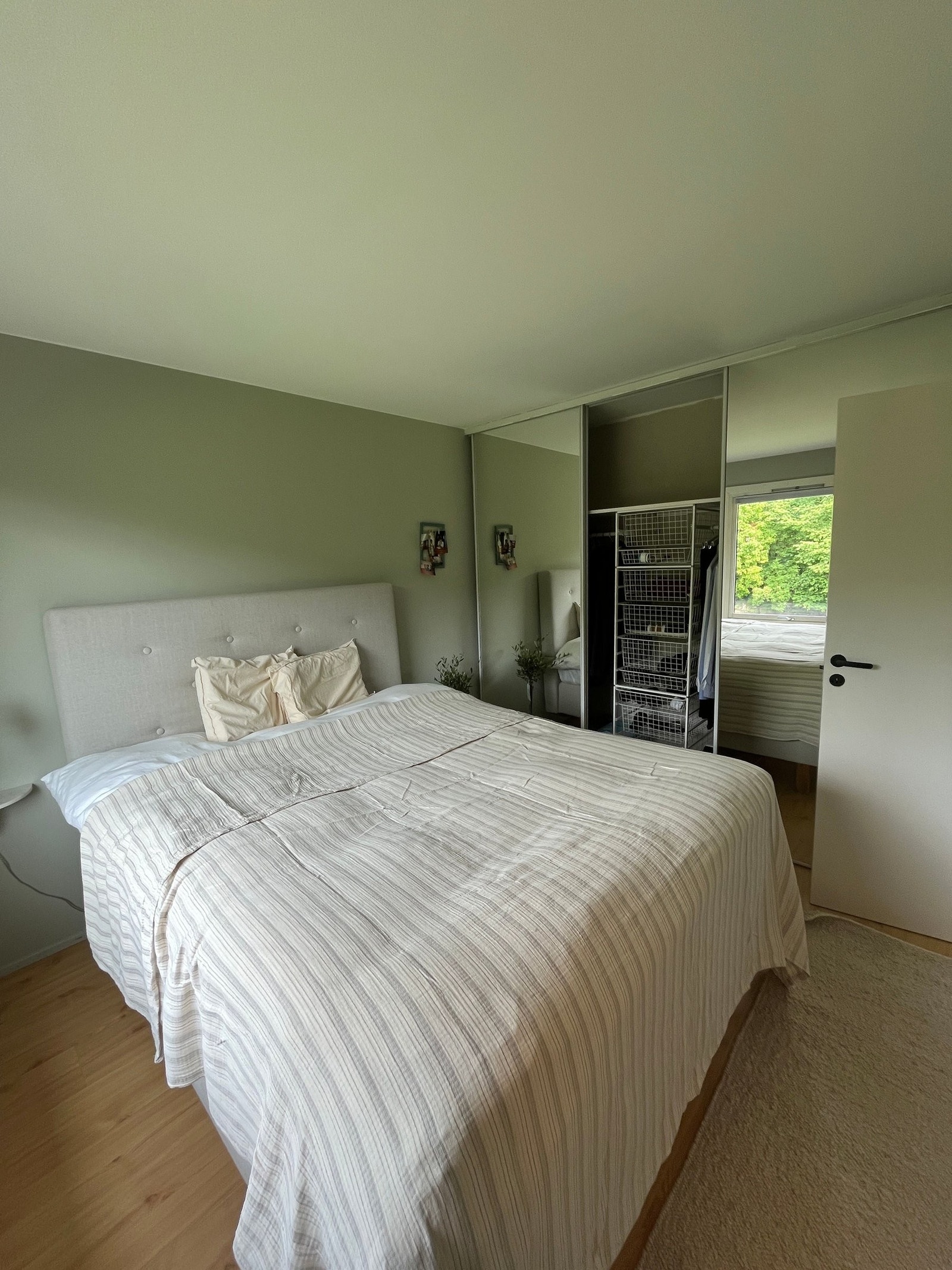 stor oppbevaringsplass bak skyvedører med speil Galleribilde