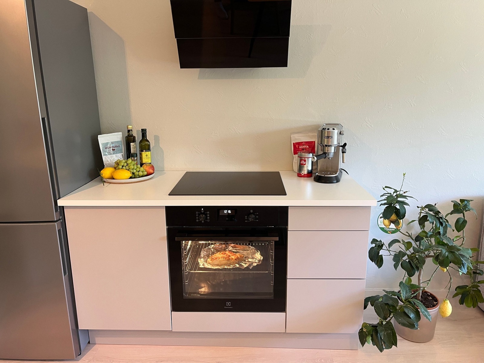 moderne kjøkken med nye og integrerte hvitevarer medfølger boligen Galleribilde