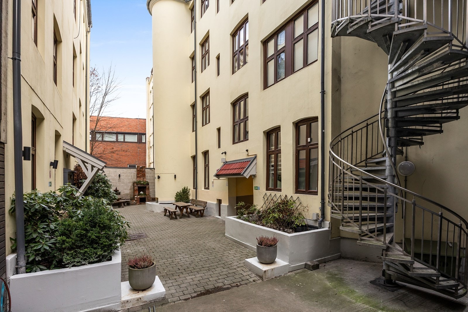 Borettslaget har en hyggelig, indre bakgård med sittegrupper. Galleribilde