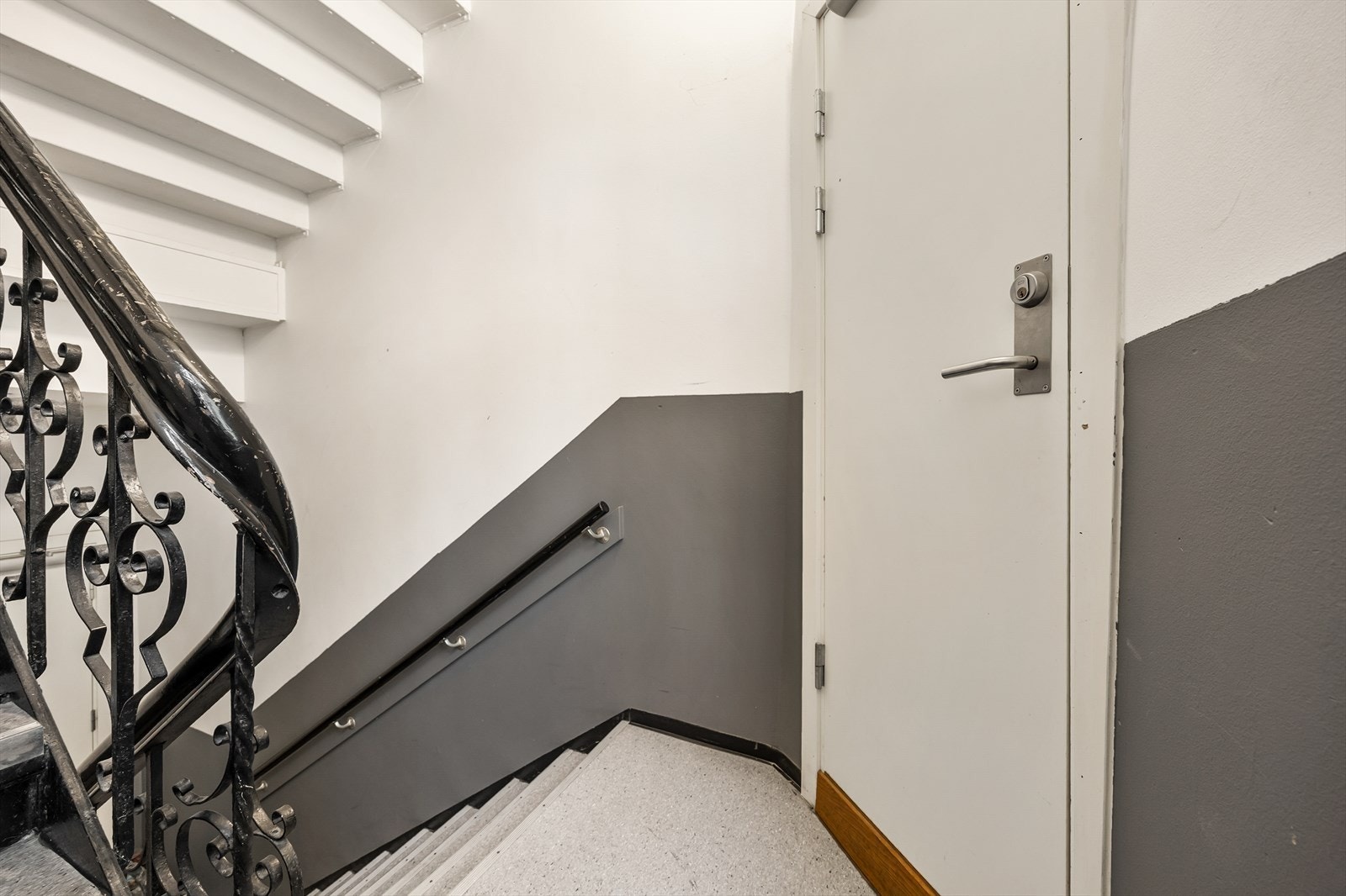 Leiligheten disponerer en praktisk bod på 3 m² i trappegangen. Galleribilde